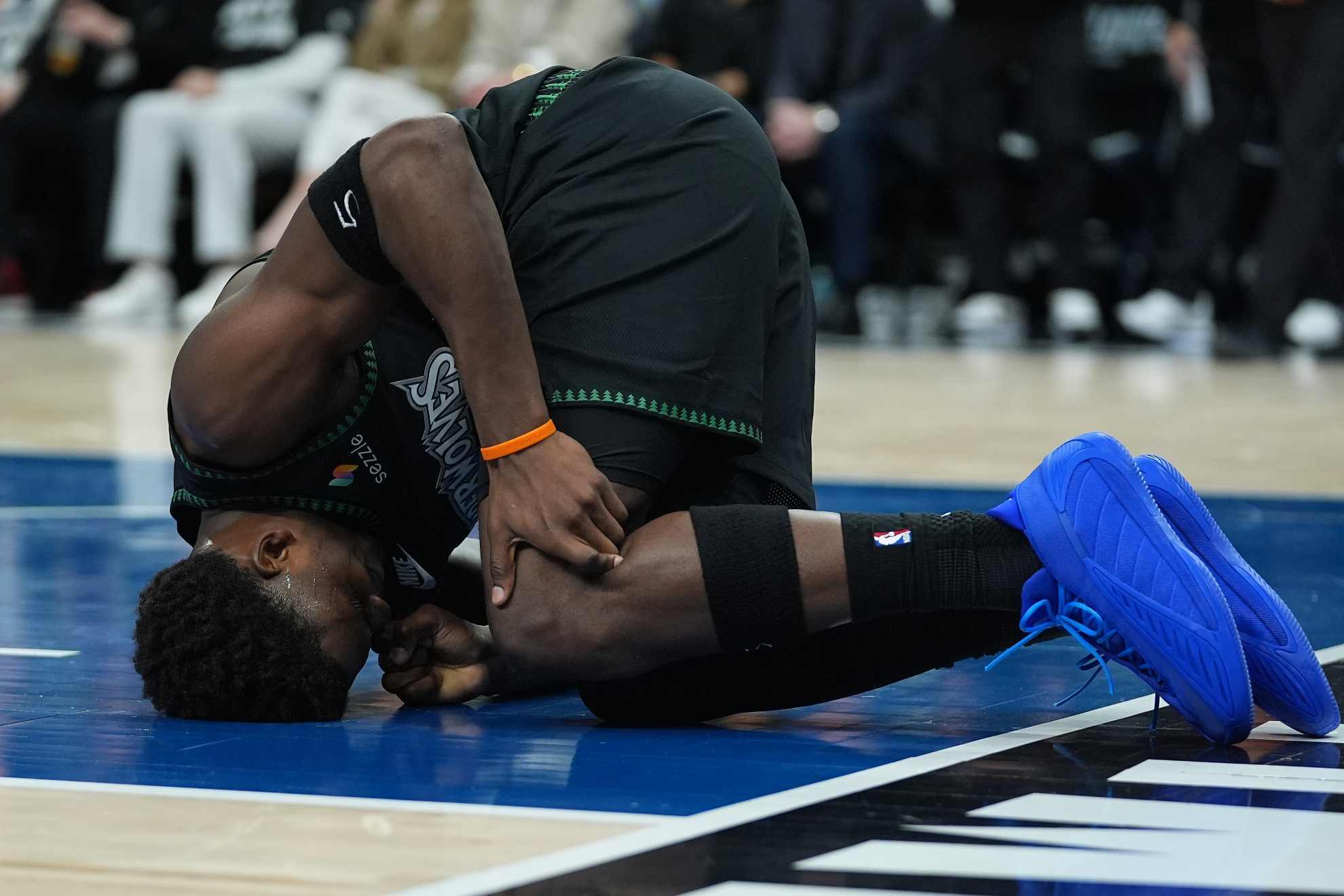 Timberwolves hit hard: worry over Anthony Edwards, Donte DiVincenzo suffers serious injury