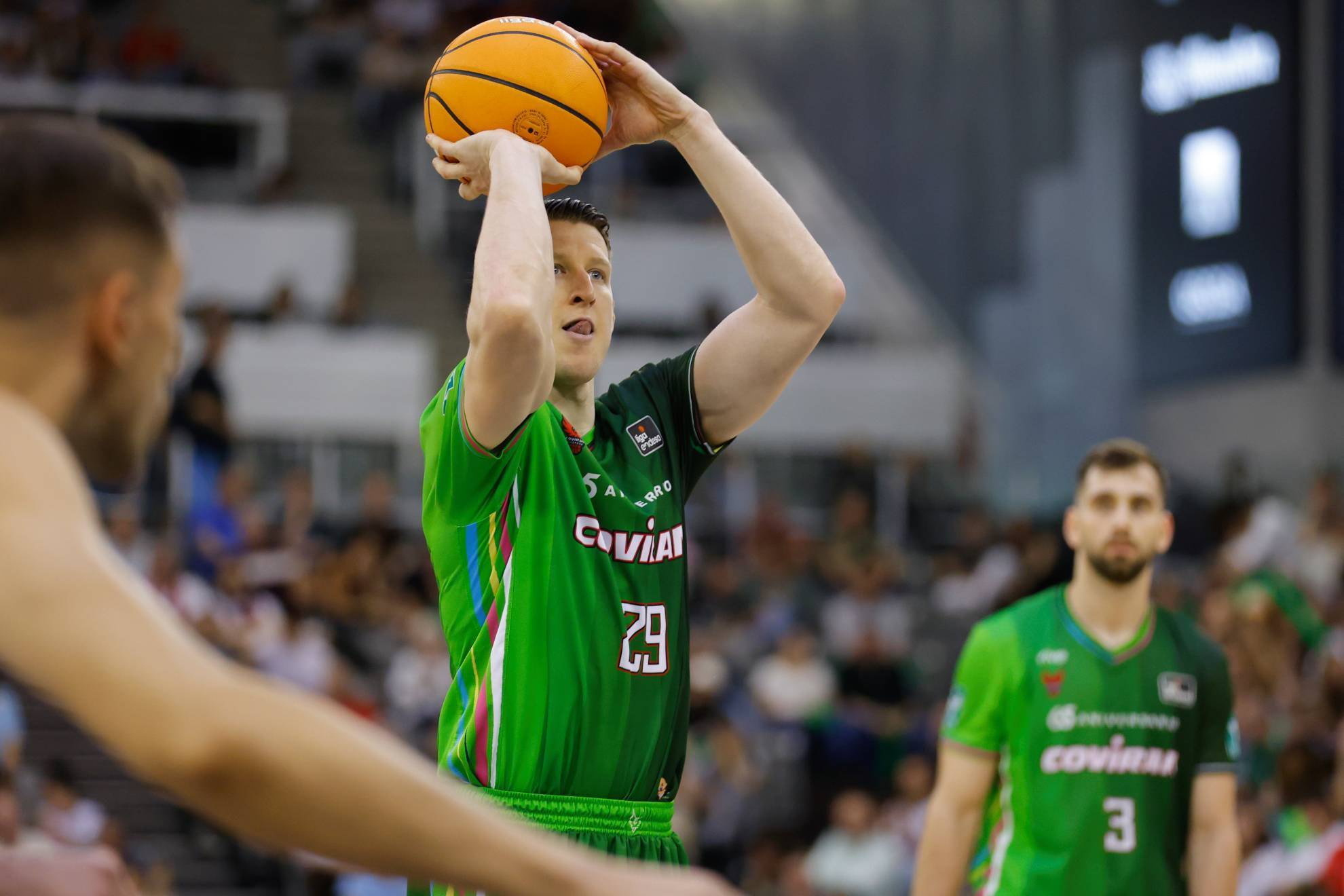 Bozic comanda al Granada, que sigue soñando con la salvación tras ganar al Andorra
