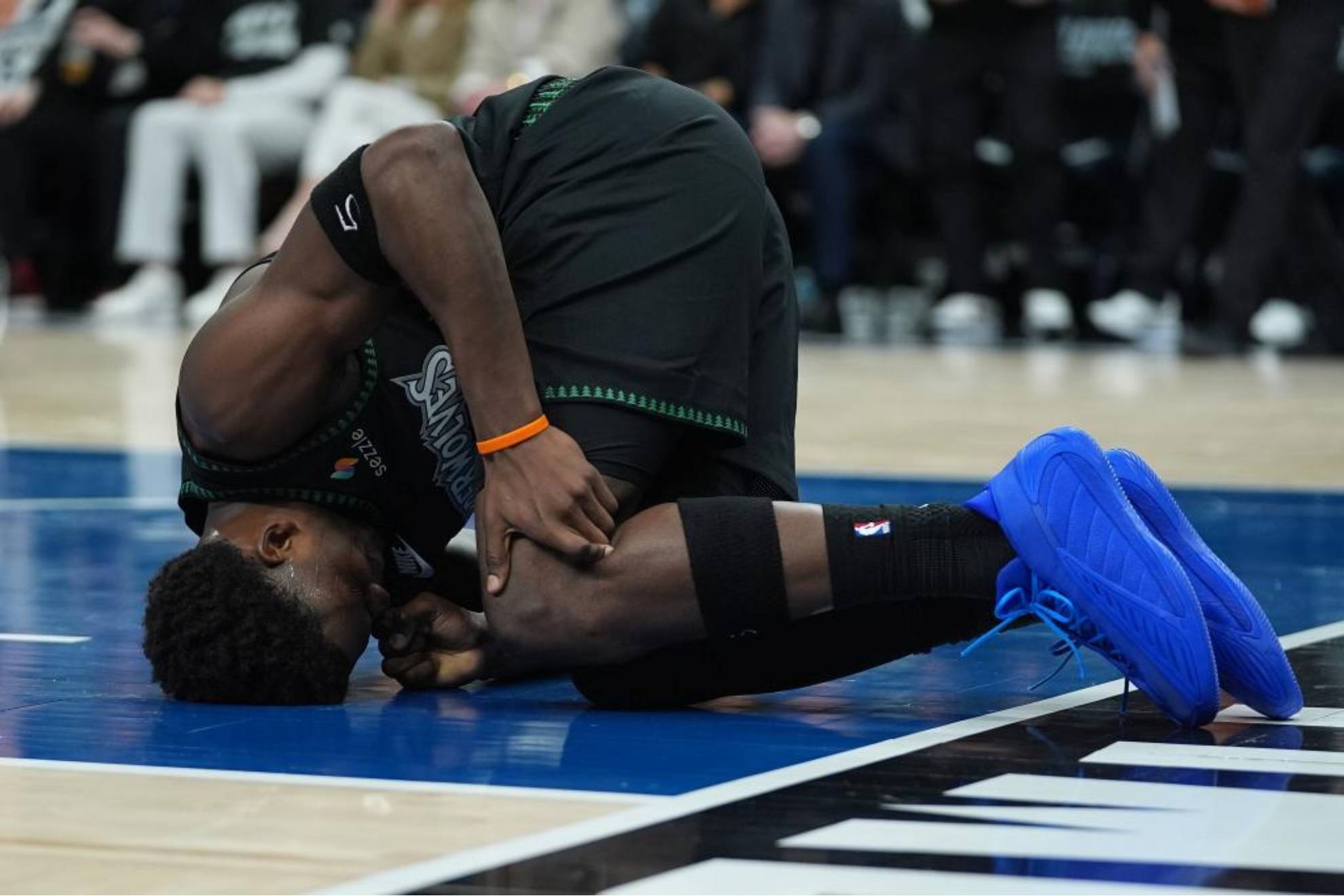 Anthony Edwards se rompe y deja en shock a los Wolves