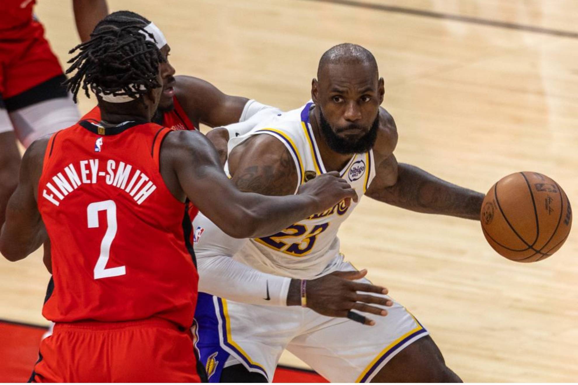 Los Lakers perdonan el primer 'match ball' en una noche aciaga de LeBron