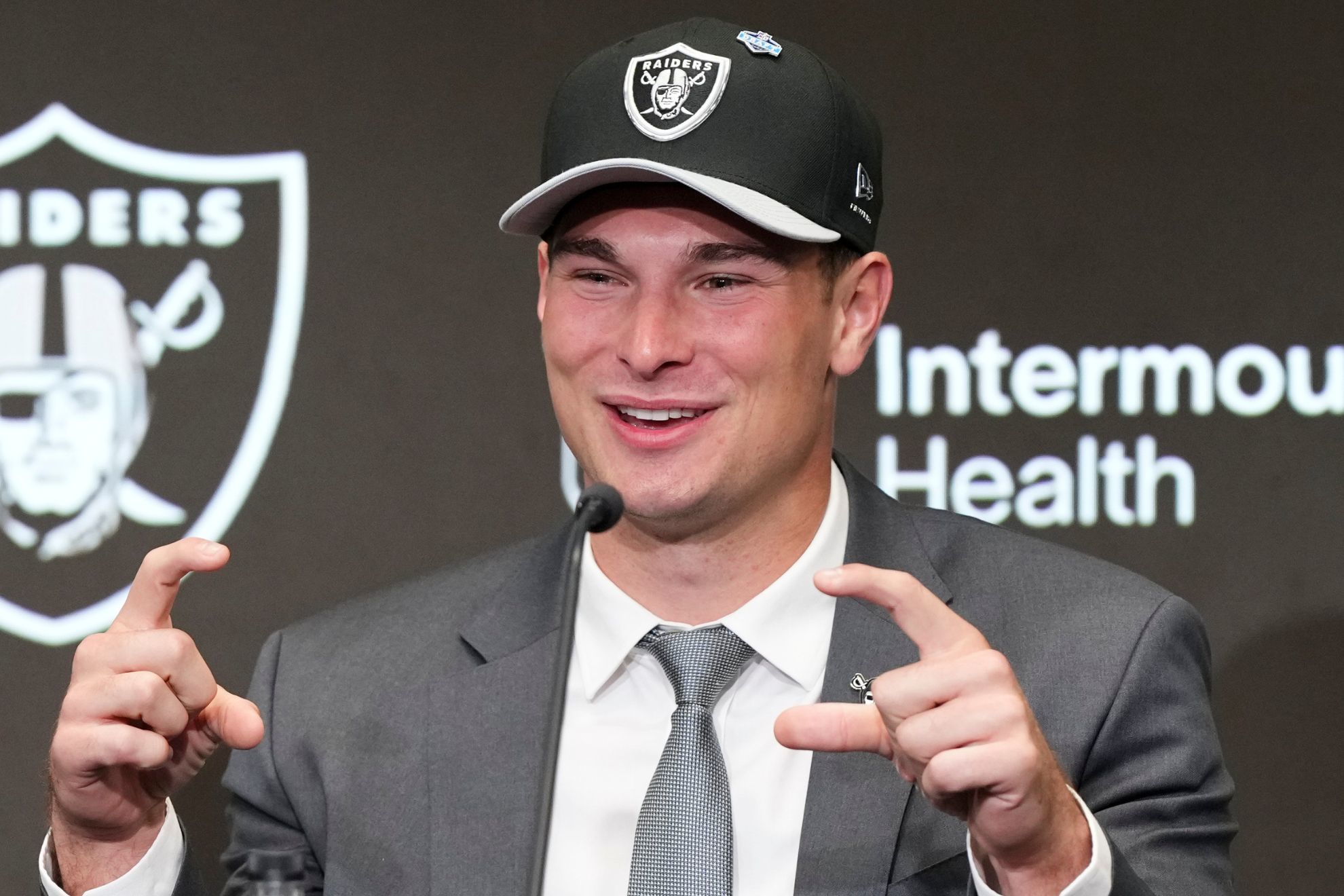What number will Fernando Mendoza wear with the Raiders?