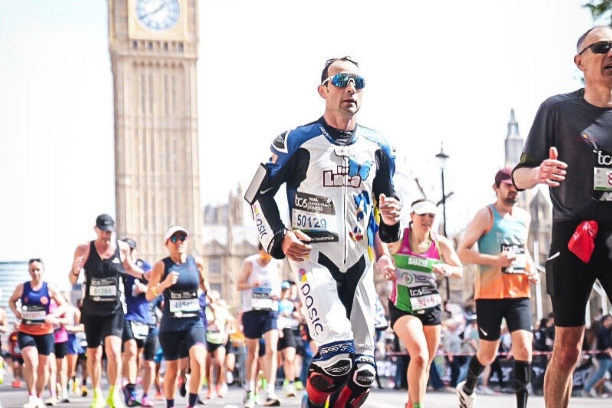 Corre la maratón de Londres en mono de carreras en honor de su hijo fallecido