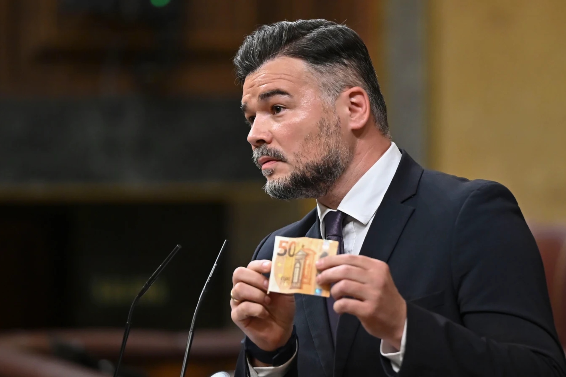 El billete de 50 euros de Gabriel Rufián que encendió al Congreso