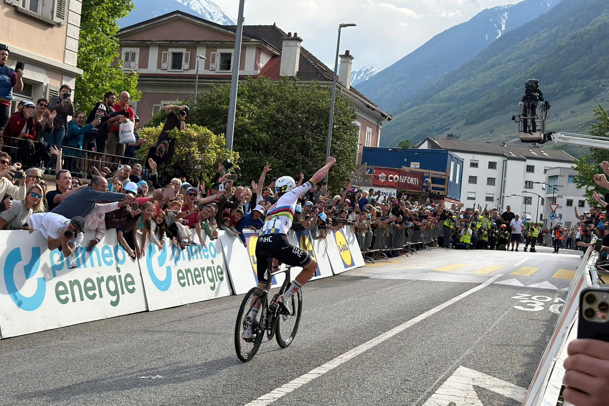 El Tadej Pogacar más humano: triunfo y liderato en el Tour de Romandía