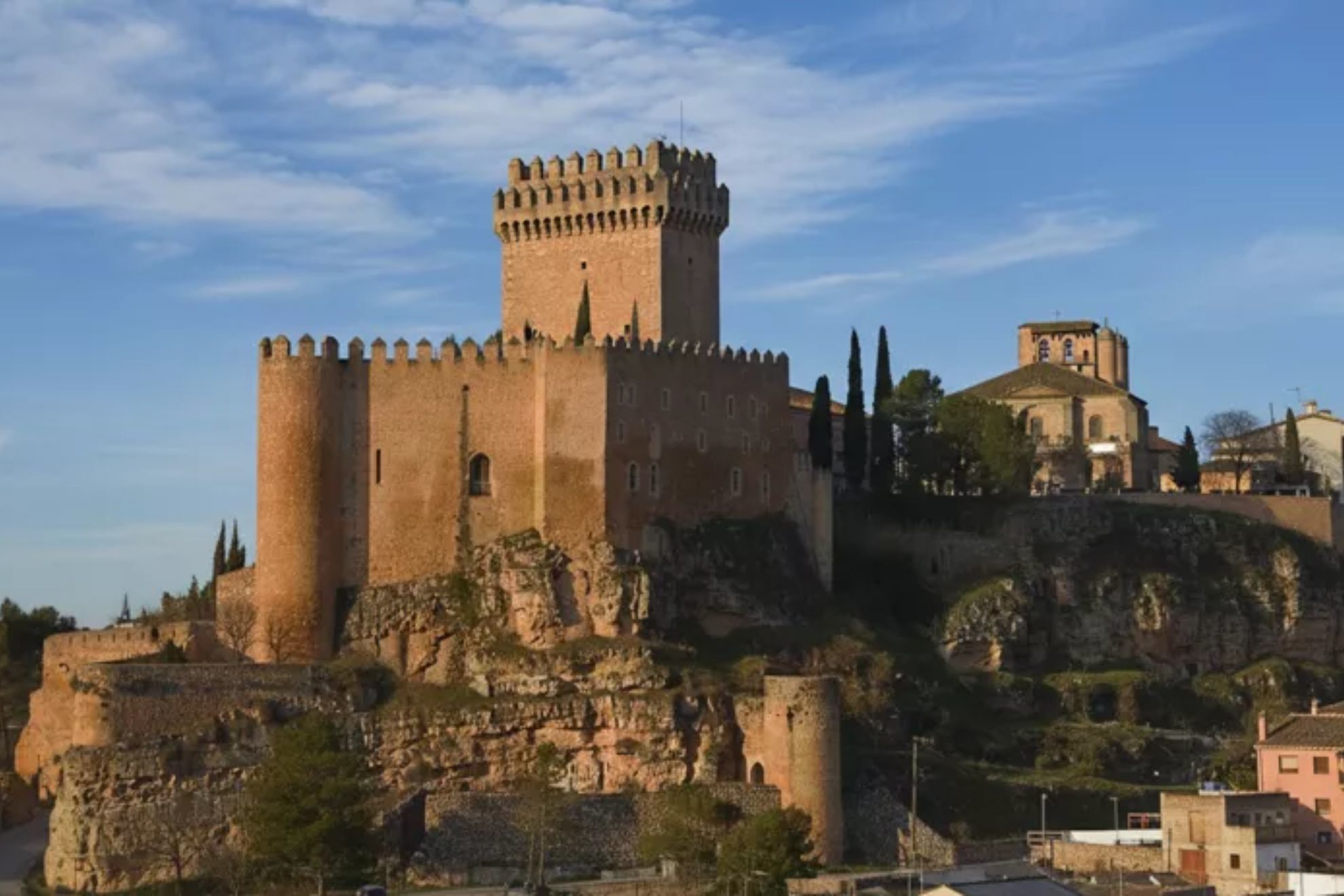 Este pueblo medieval de Cuenca parece suspendido sobre un río imposible: tiene un castillo de película y murallas que desafían al vértigo