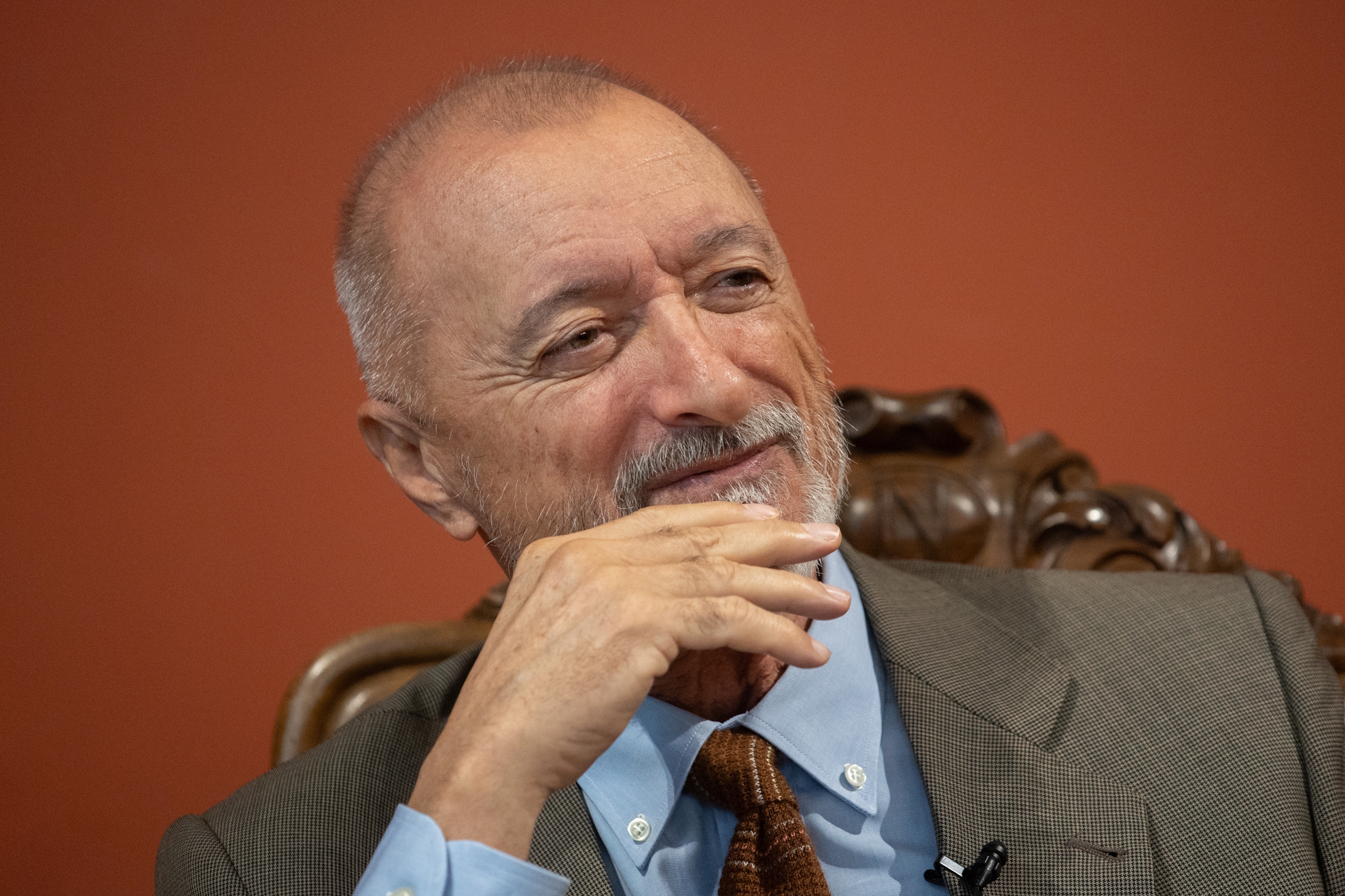 Arturo Pérez, escritor, reacciona a la victoria de 'El Jonathan' sobre la RAE en el monólogo de Leo Harlem: "En efecto"