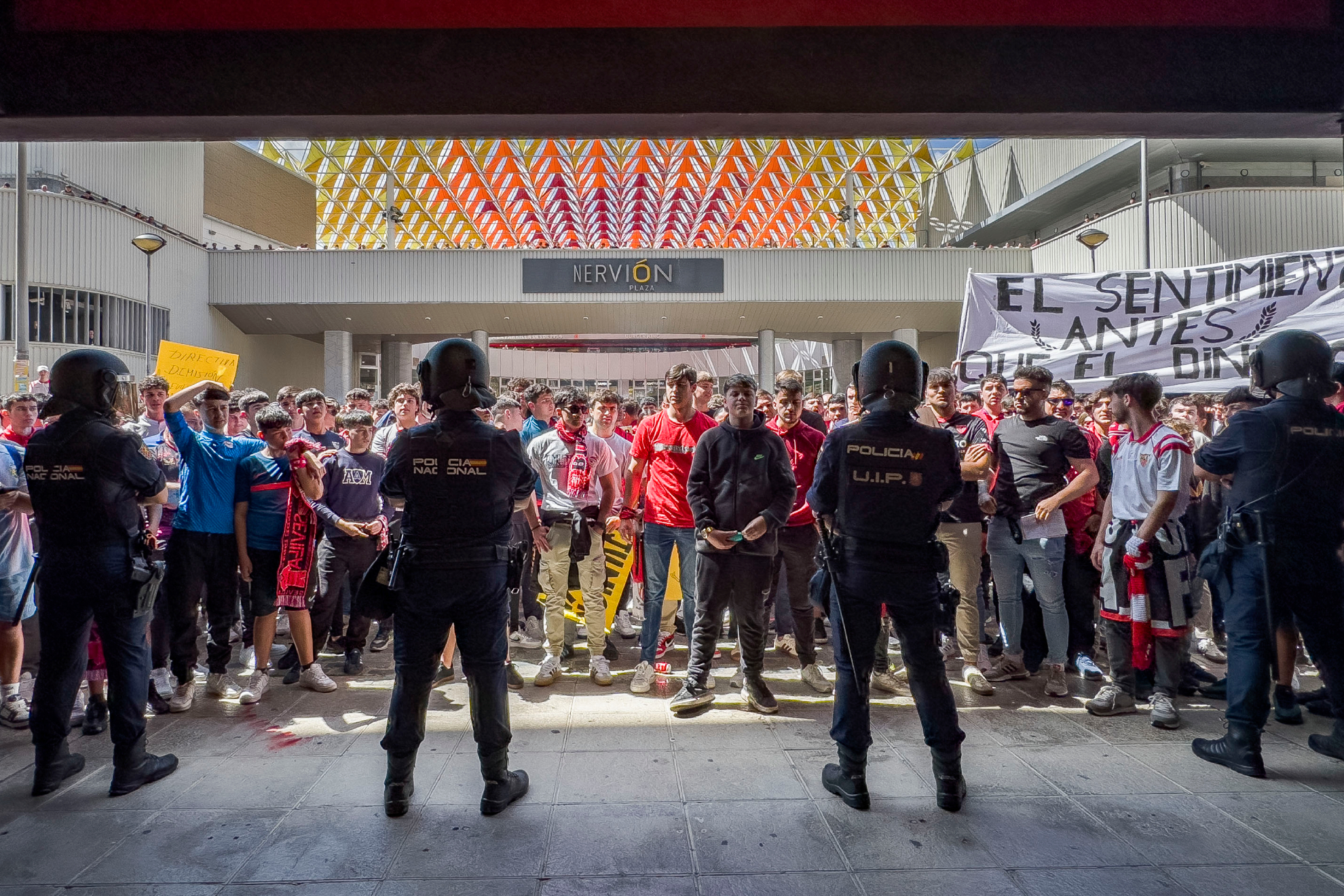 Detenidos tres ultras del Sevilla por agredir a un vigilante antes del partido con el Valencia