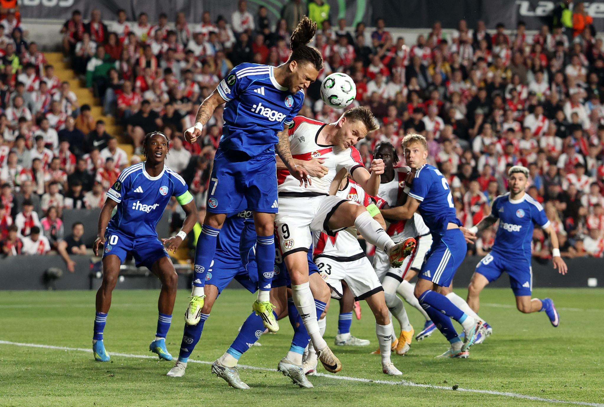 El Rayo Vallecano se acerca a su primera final europea tras vencer al Estrasburgo en Vallecas — image 5