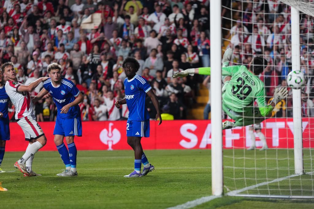 El Rayo Vallecano se acerca a su primera final europea tras vencer al Estrasburgo en Vallecas — image 4