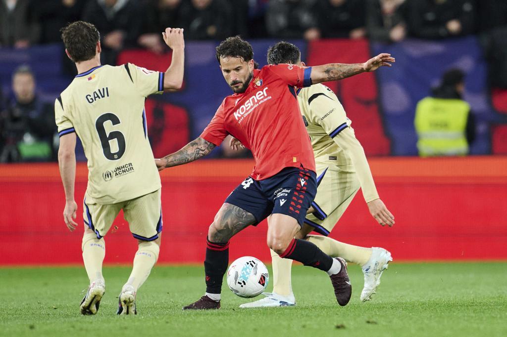 Budimir estrella dos balones al palo y Osasuna domina al Barcelona en El Sadar — image 5