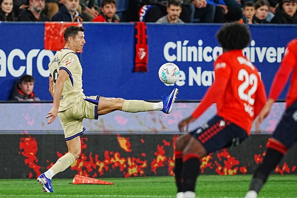 Budimir estrella dos balones al palo y Osasuna domina al Barcelona en El Sadar — image 1