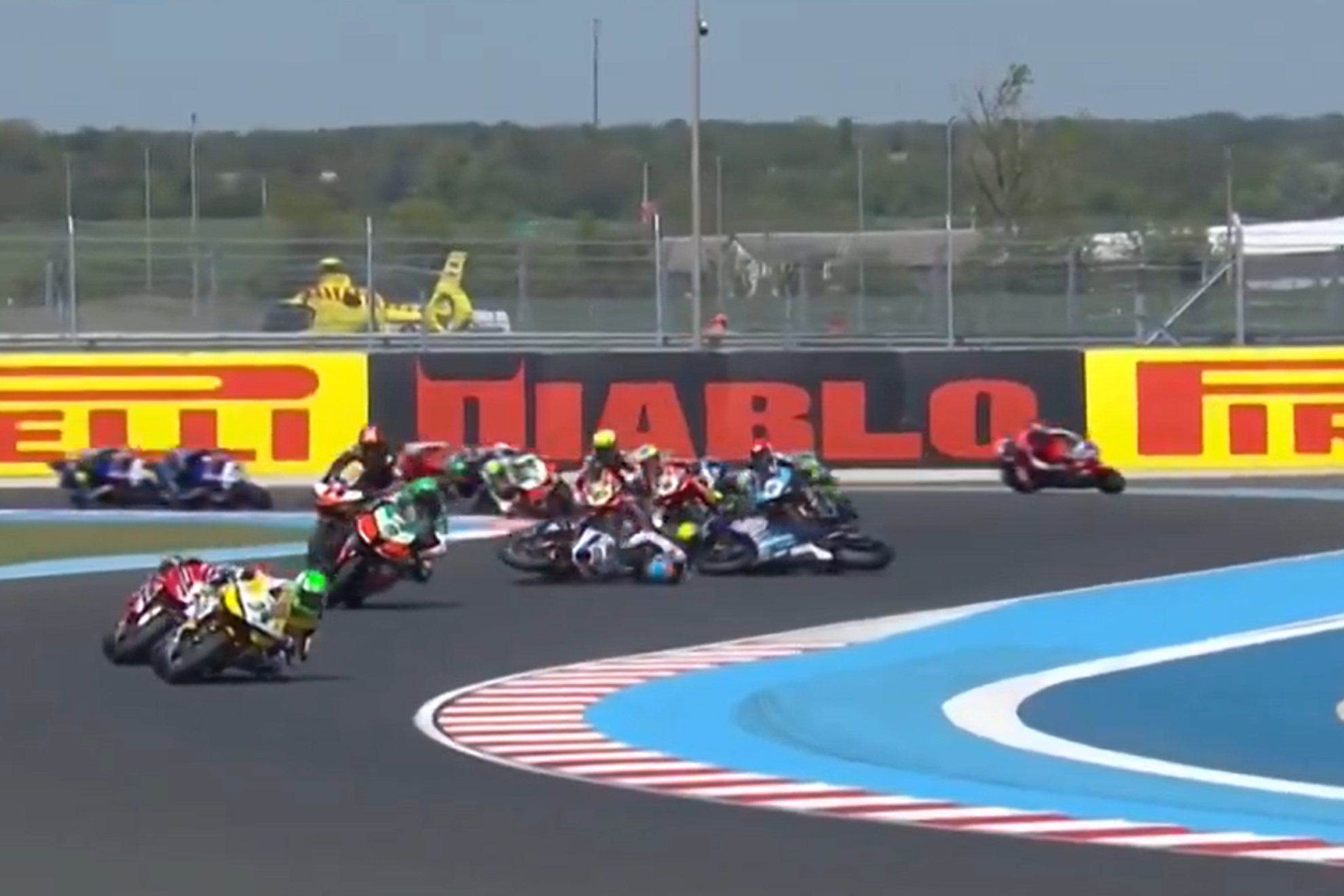 Una caída feísima de Oliveira empaña otra exhibición de Bulega