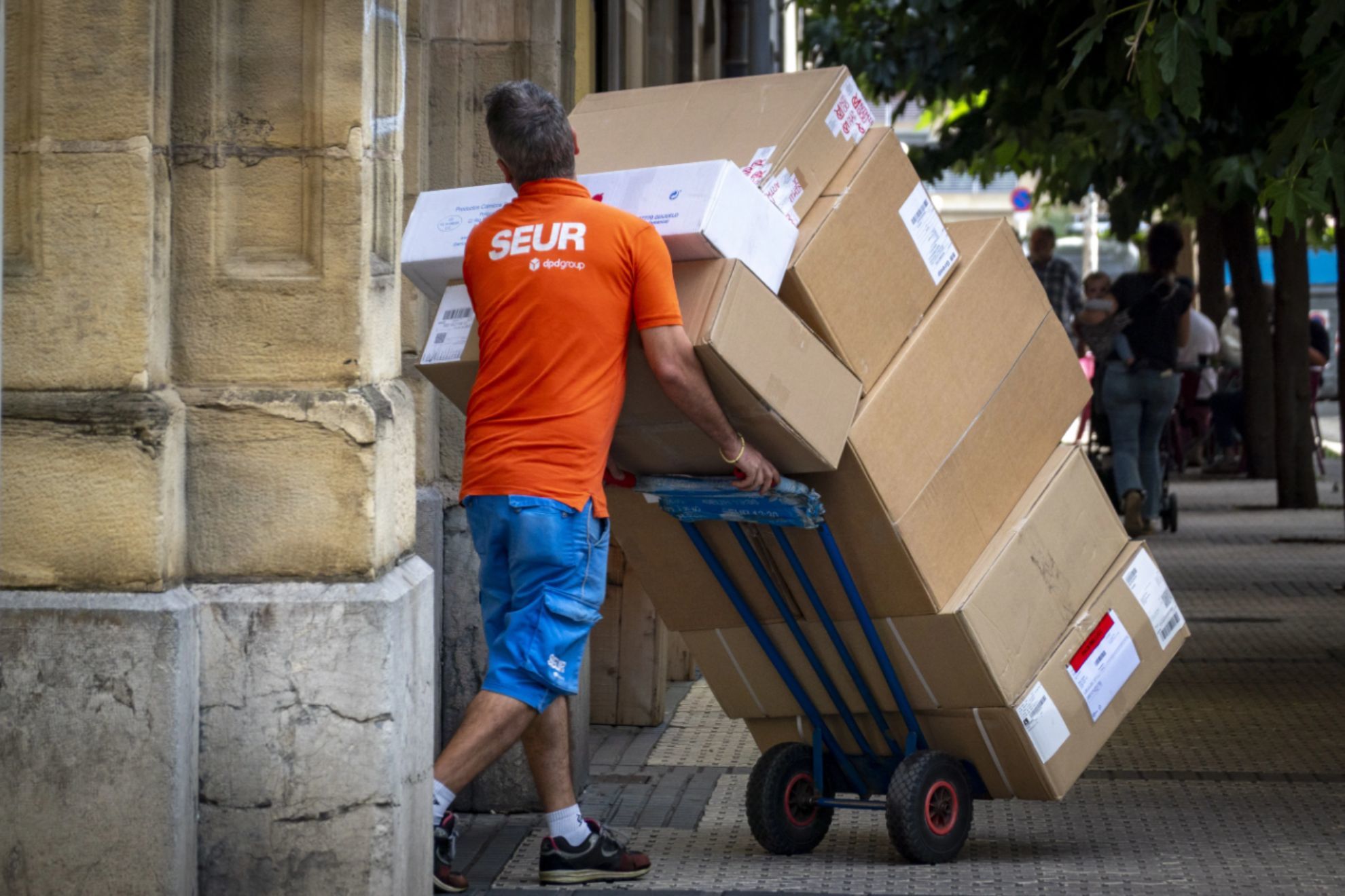 Varios expertos coinciden en que recibir tus compras a la dirección de tu trabajo podría salirte caro: todo depende de la normativa empresarial