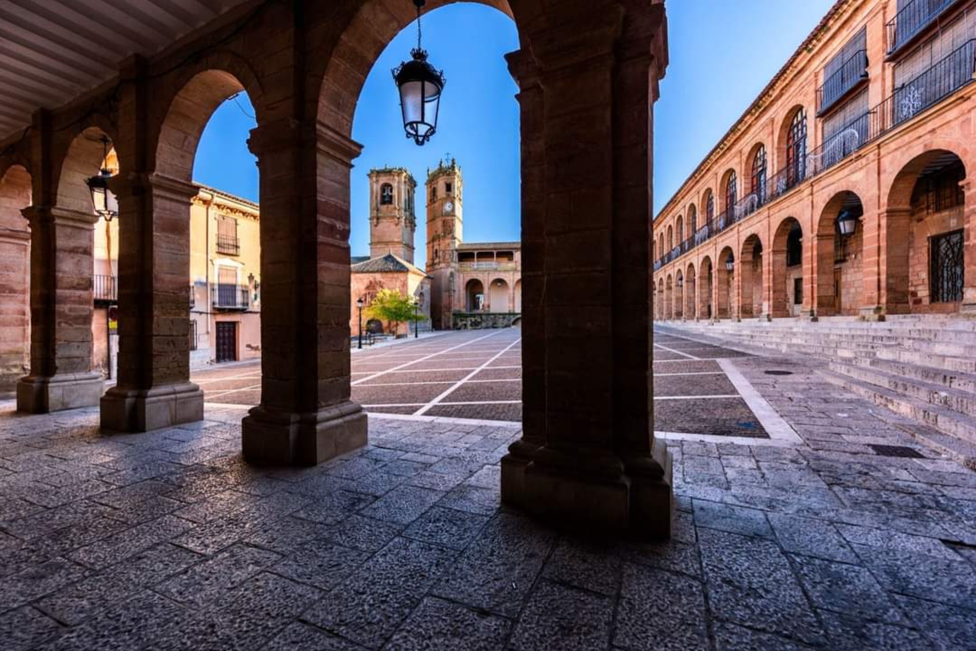 Torres gemelas, historia imperial y calles tranquilas: el pueblo medieval de Albacete donde nació uno de los grandes hitos de la humanidad