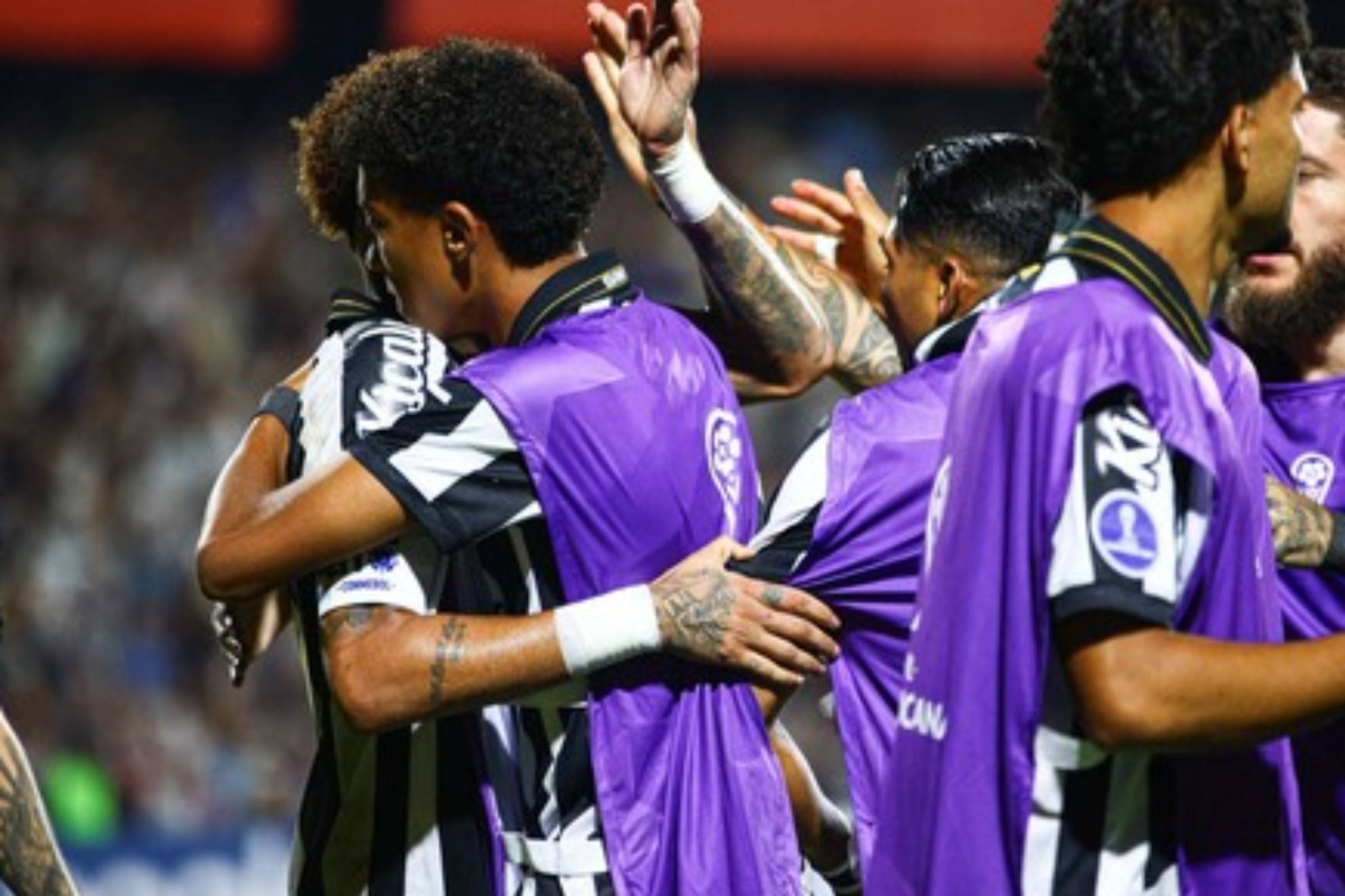 Neymar marca y se abraza al hijo de Robinho, con una cachetada, tras su denuncia por darle un bofet�n