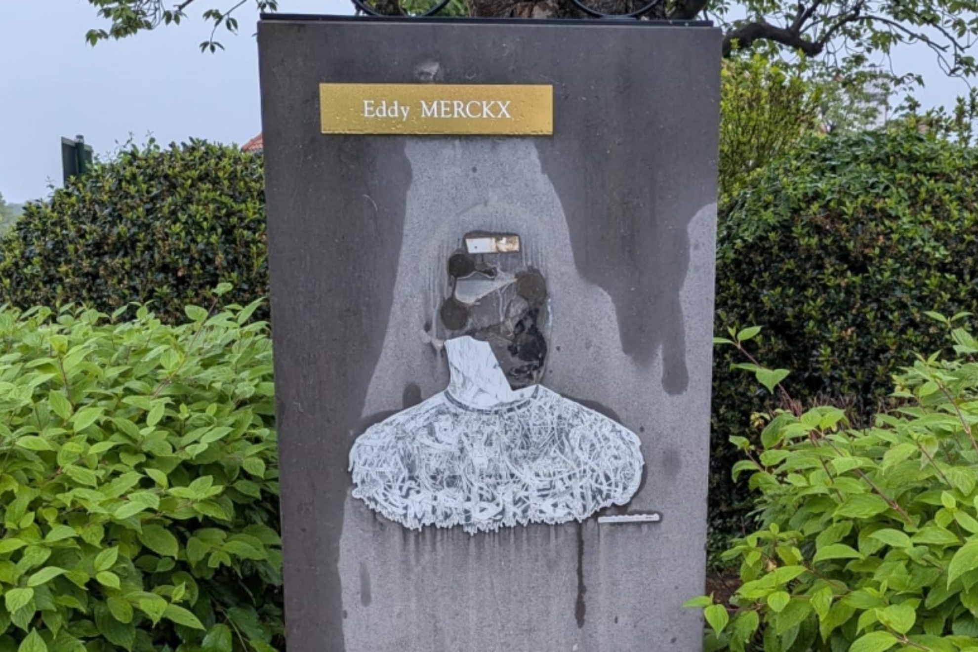 Destrozan una estatua de Eddy Merckx en Bruselas