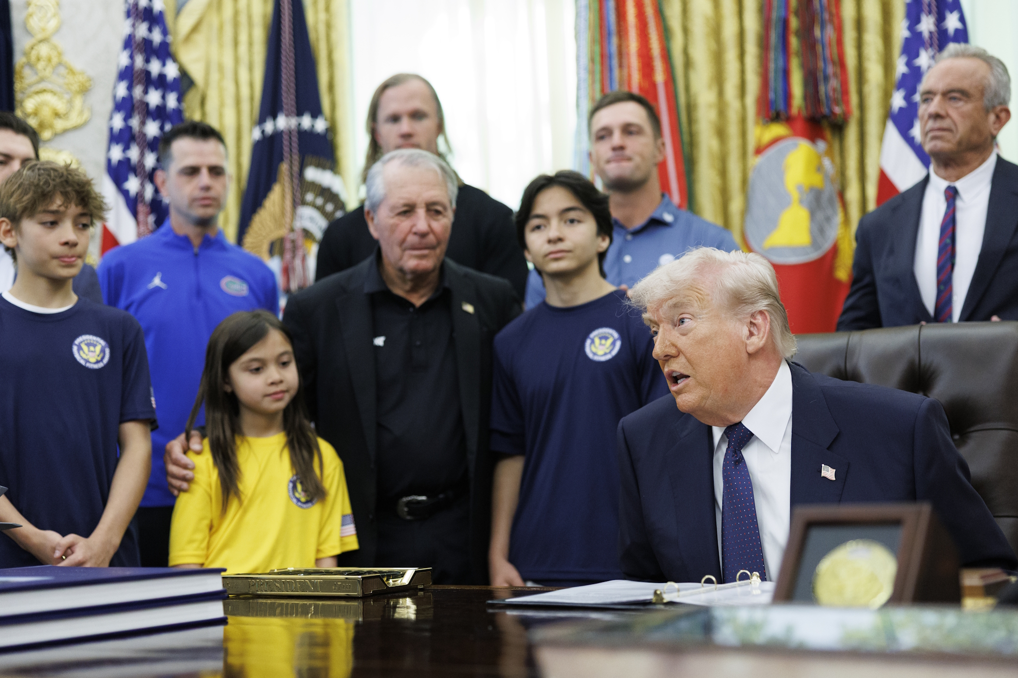 Donald Trump alecciona a un niño sobre los trans en el deporte: "¿Nunca vas a competir contra mujeres?"