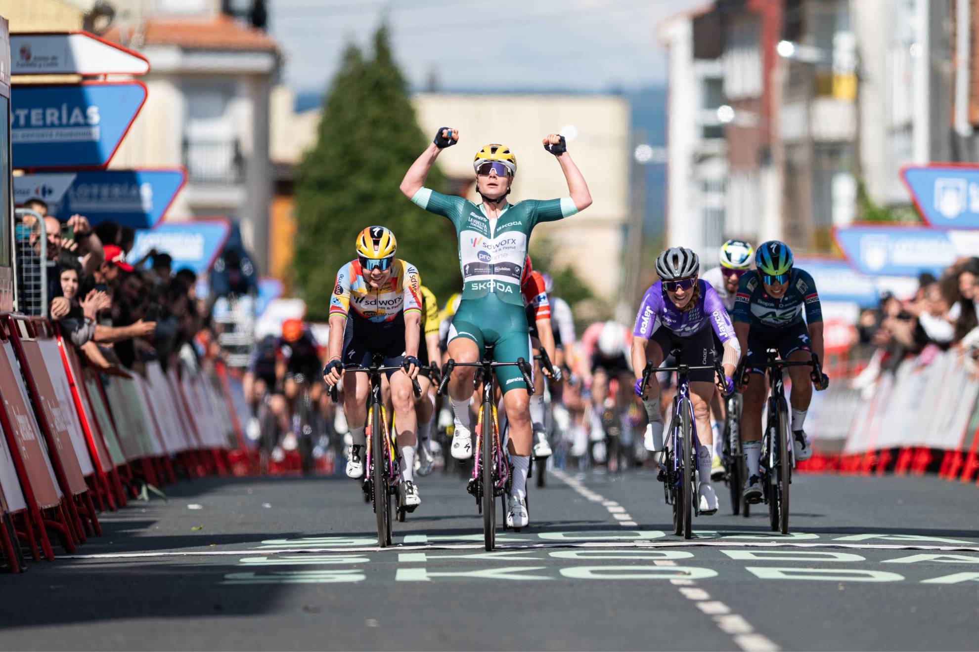 Lotte Kopecky se impone con autoridad en un exigente final en Antas de Ulla
