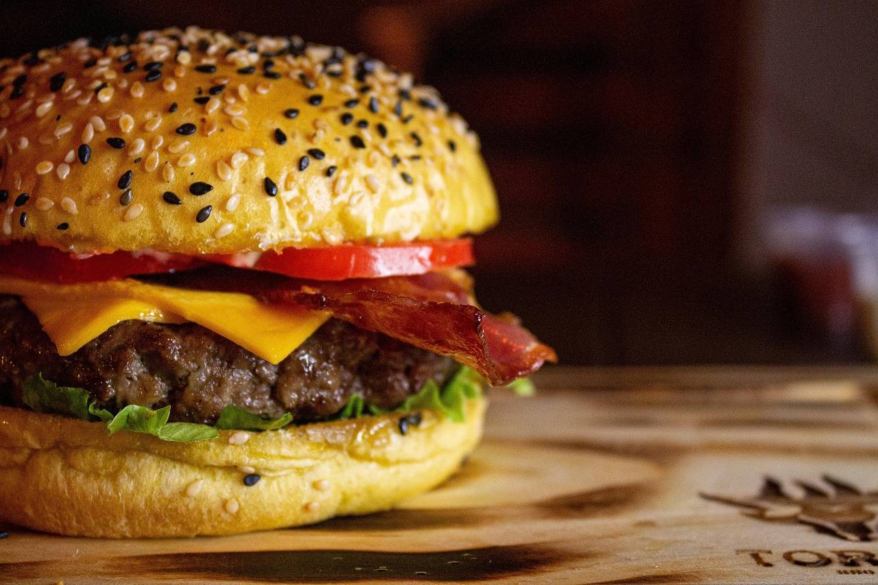 La histórica cadena de hamburguesas que lleva más de 100 años abierta está cerrando restaurantes por "motivos económicos"