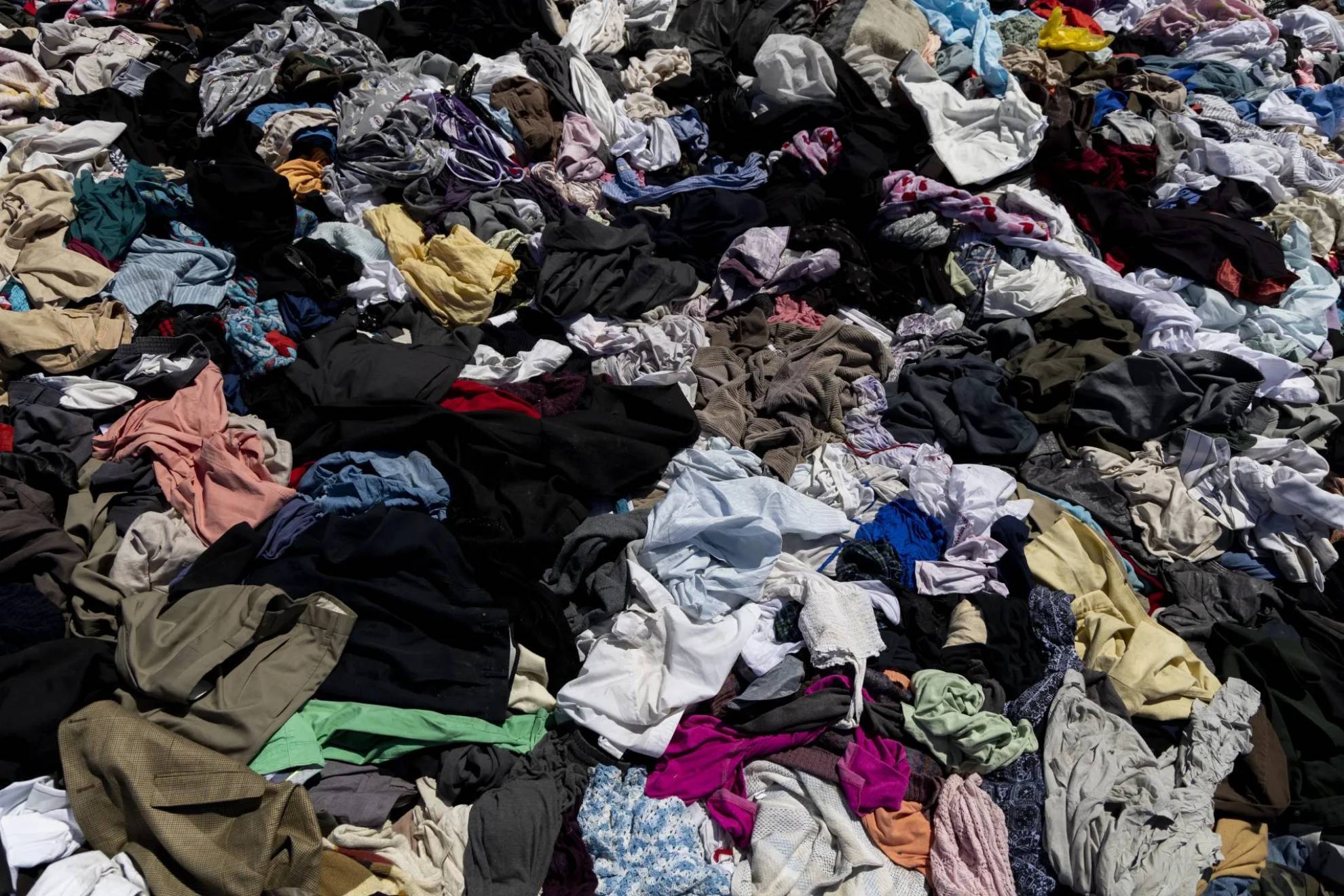 Un informe desvela que el 87% de la ropa usada que se tira en España acaba en un vertedero
