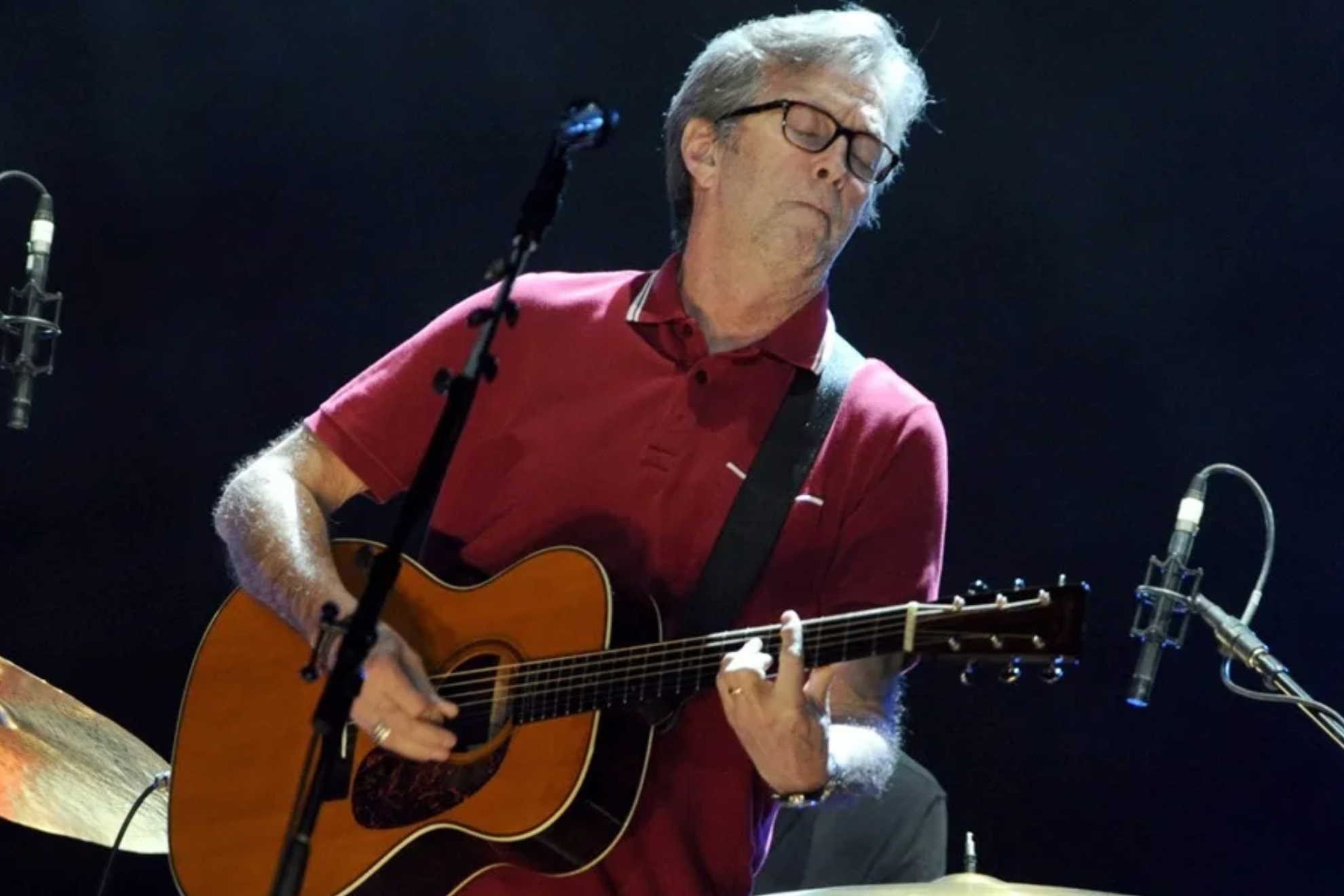 Eric Clapton interrumpe su concierto en Madrid tras ser golpeado por la funda de un disco de vinilo lanzada desde el público