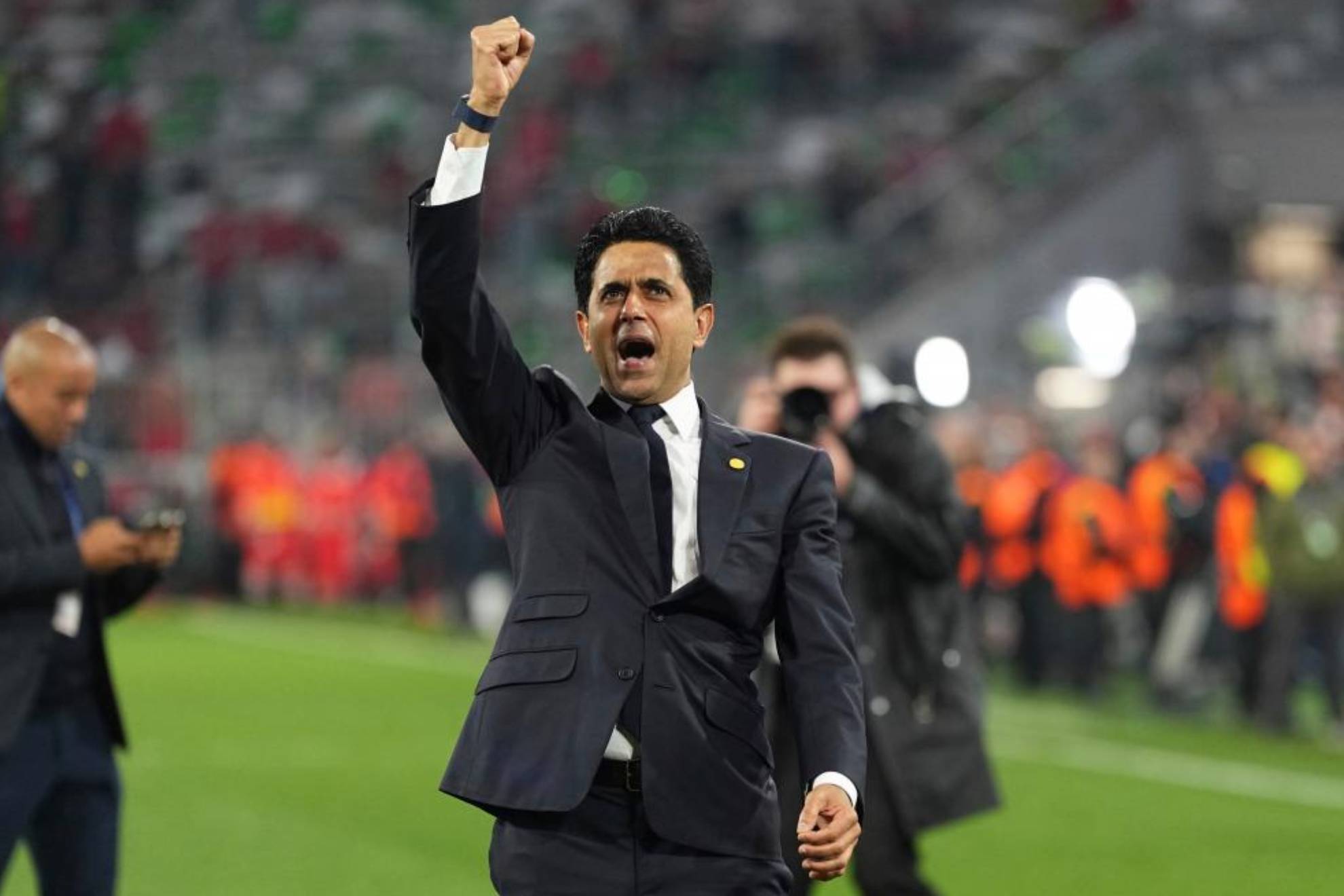 Nasser al Khelaifi celebra el pase a la final en el c�sped del Allianz Arena.