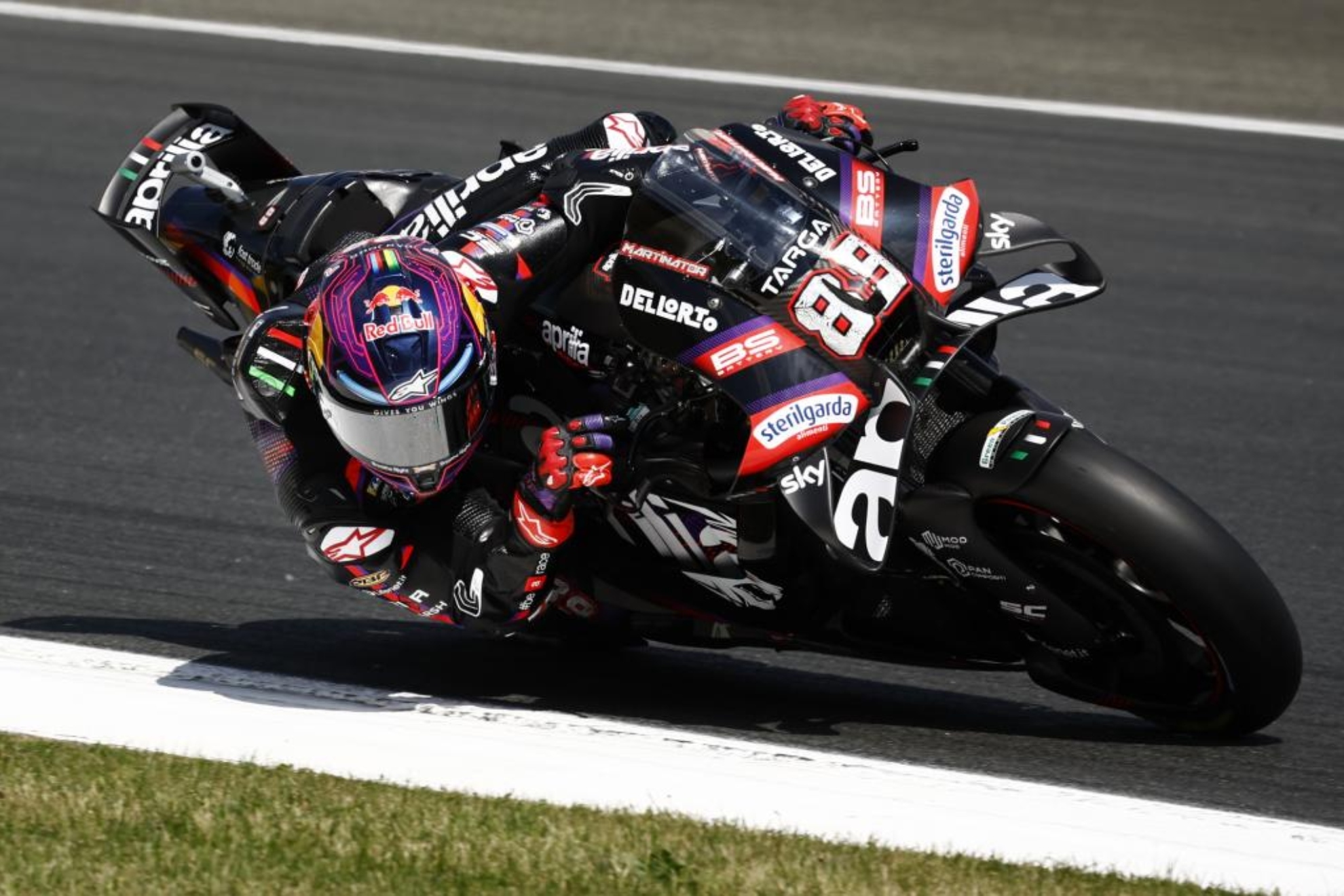 Jorge Martín se sale y Marc Márquez se cae... otra vez
