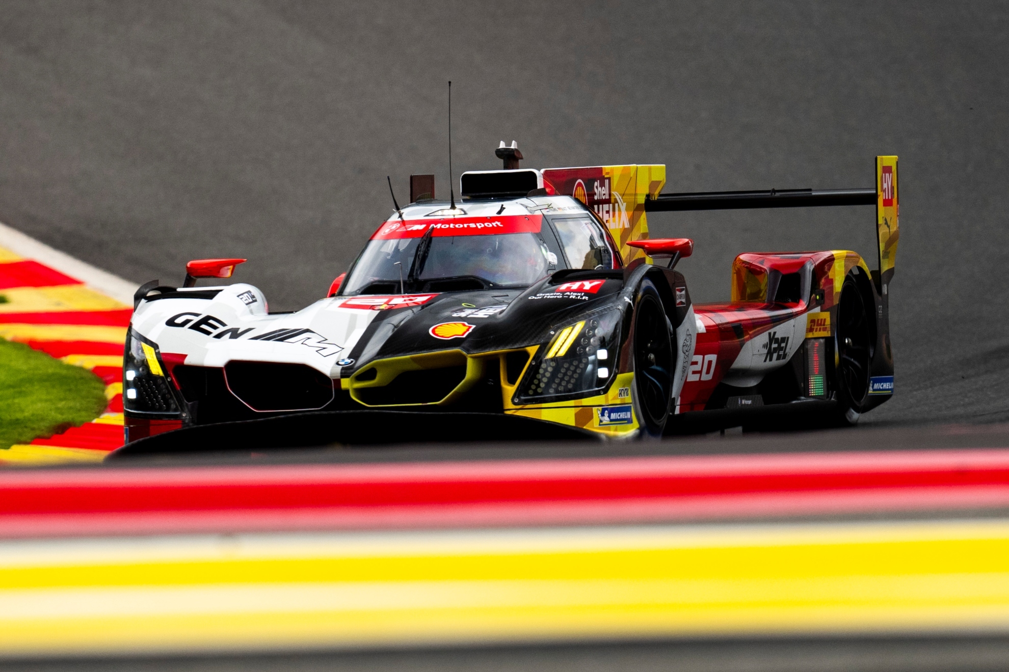 BMW hace un doblete histórico y Molina sube al podio en un Spa estresante