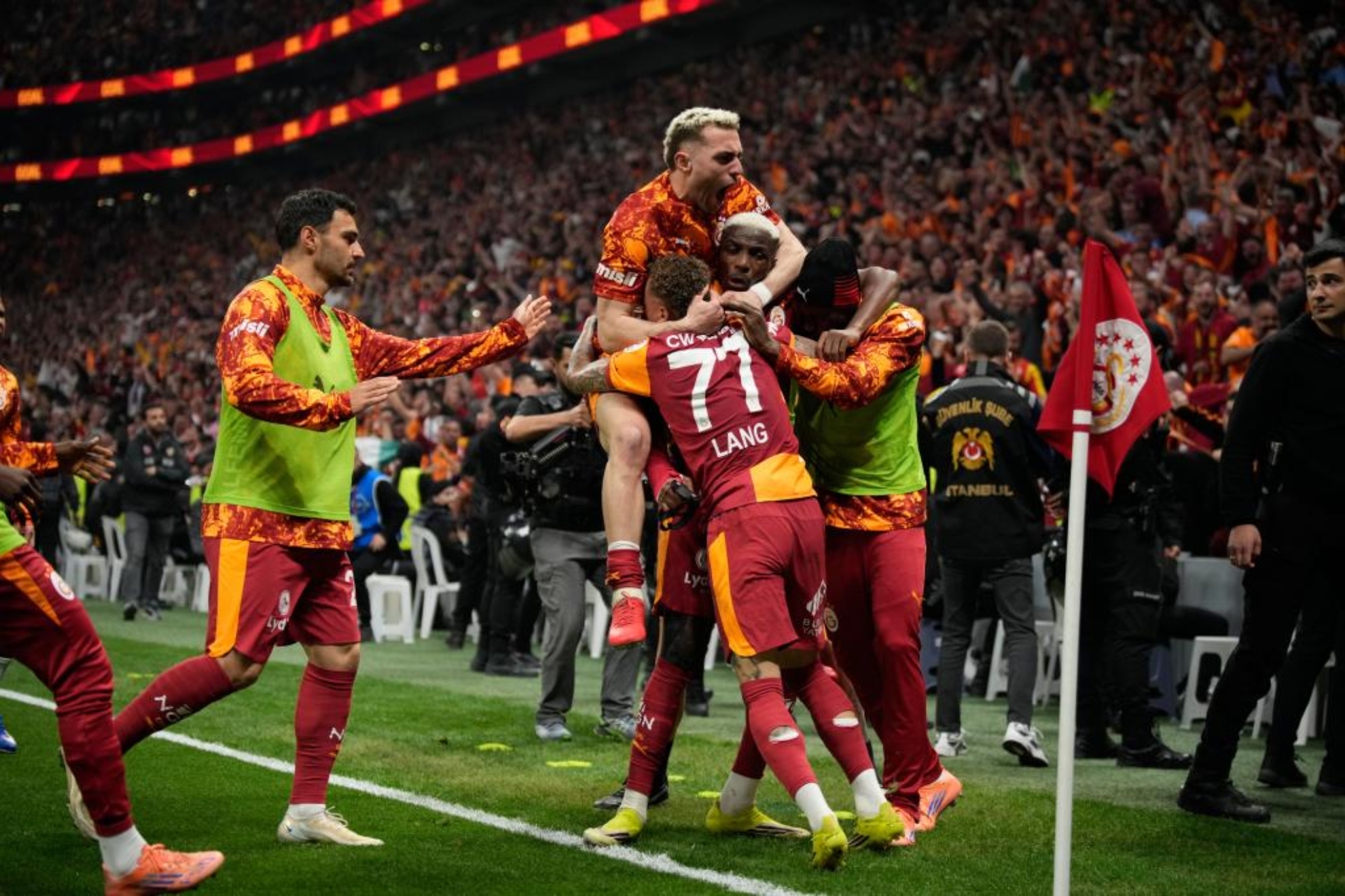 Un gol de tacón de Osimhen hace campeón al Galatasaray y deja sin opciones al Fenerbahçe de Asensio