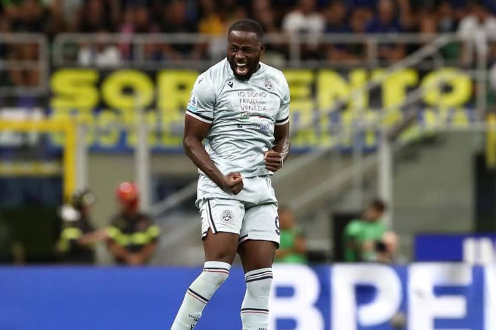 Keinan Davis acusa a Dossena de racista: "Este cobarde racista me llamó mono"