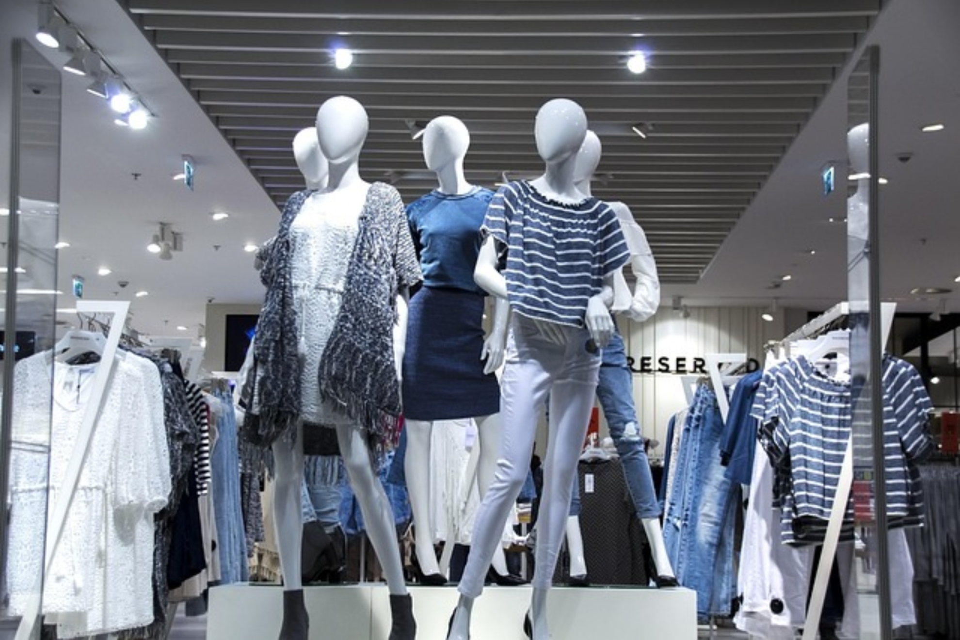 Una marca de ropa busca agitar el mercado con una nueva estrategia: la firma, con gran presencia en España, quiere burlar la inflación potenciando las prendas básicas