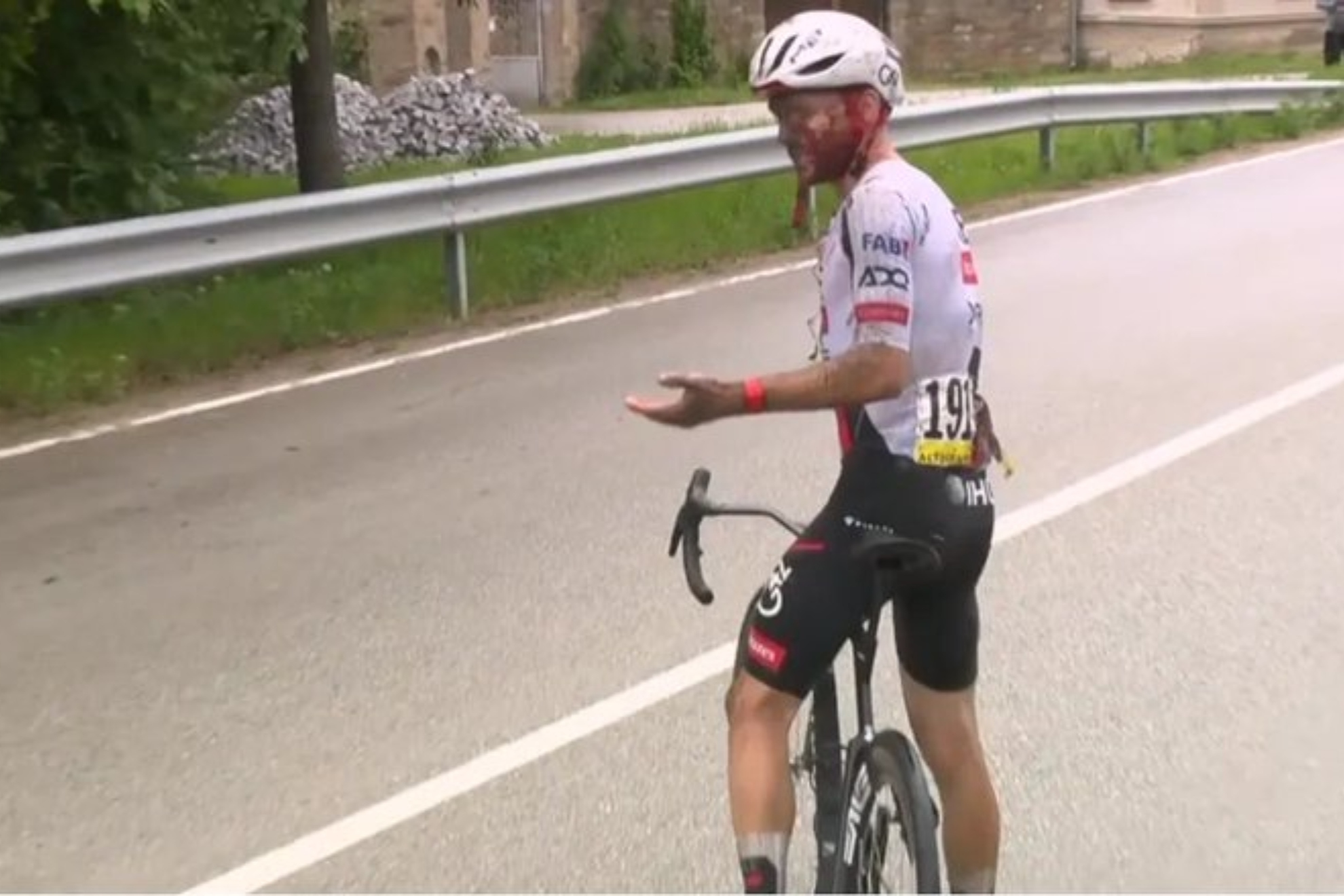 Otro favorito que tiene que abandonar: Yates se baja del Giro