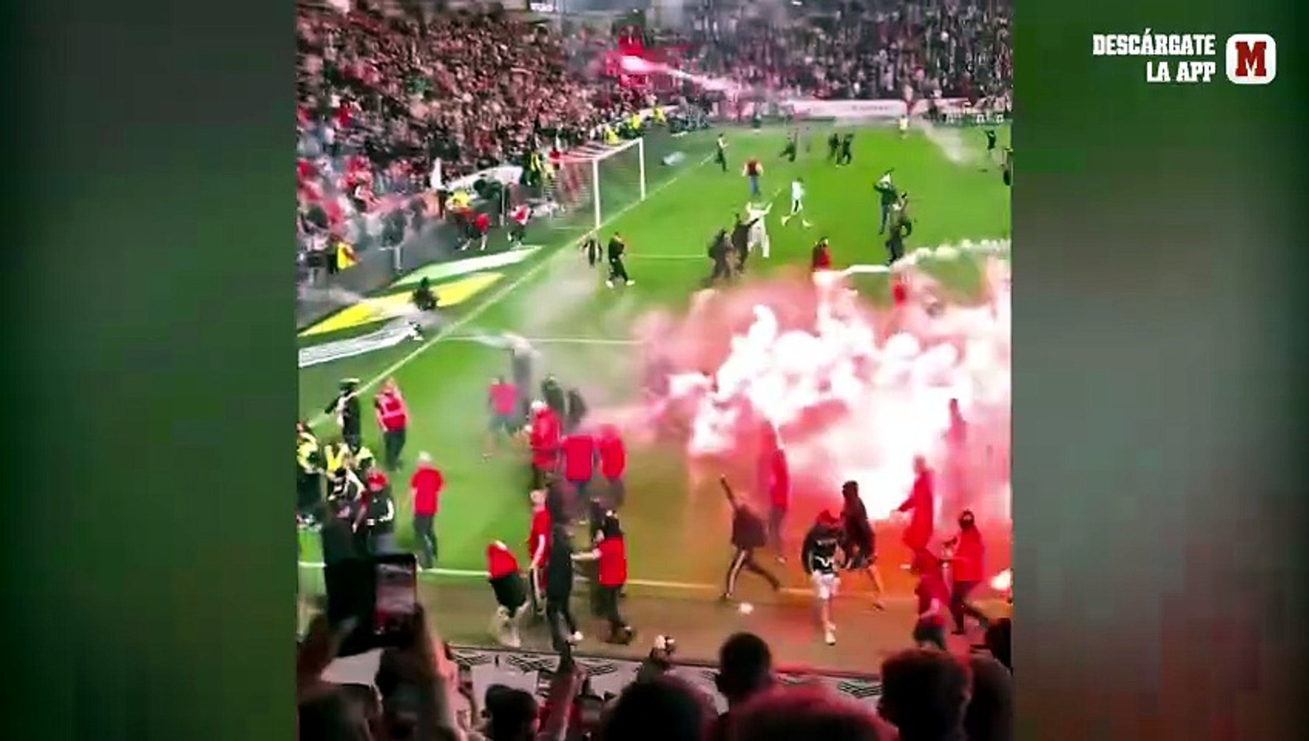 Terrorífico: los ultras del Slavia causan la suspensión del derbi de Praga cuando iban a ser campeones