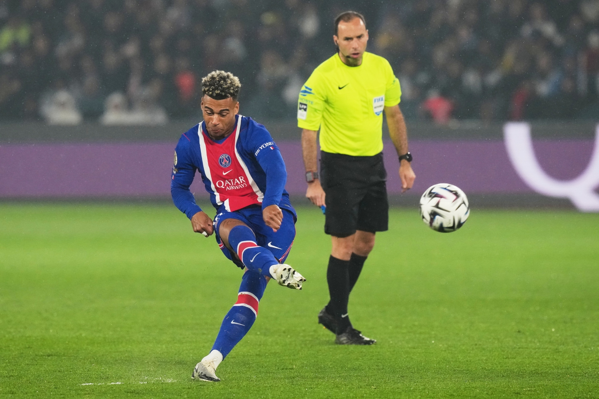 Dou� lanzando una falta ante el Stade Brest.