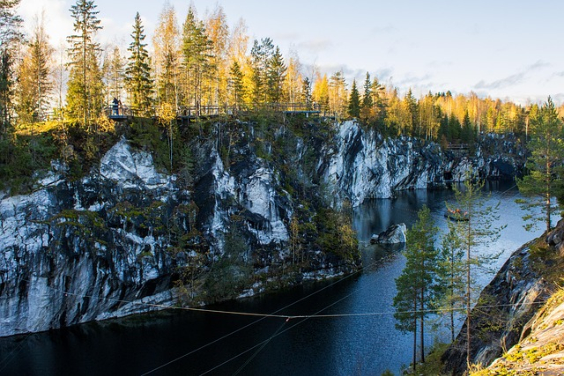 Un estudiante encuentra una piedra junto a un lago de Rusia que resulta ser una joya de hace miles de años que es mucho más de lo que parece