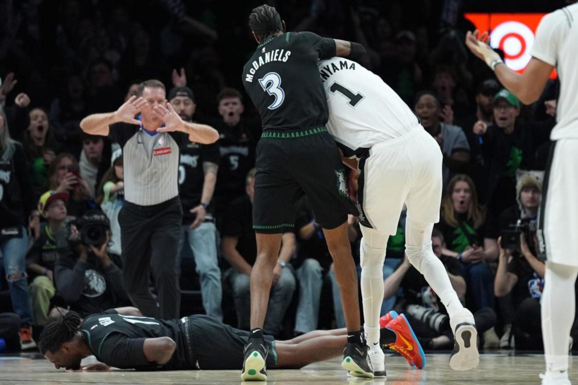 La expulsión de Wembanyama abre la puerta a Edwards para igualar la serie