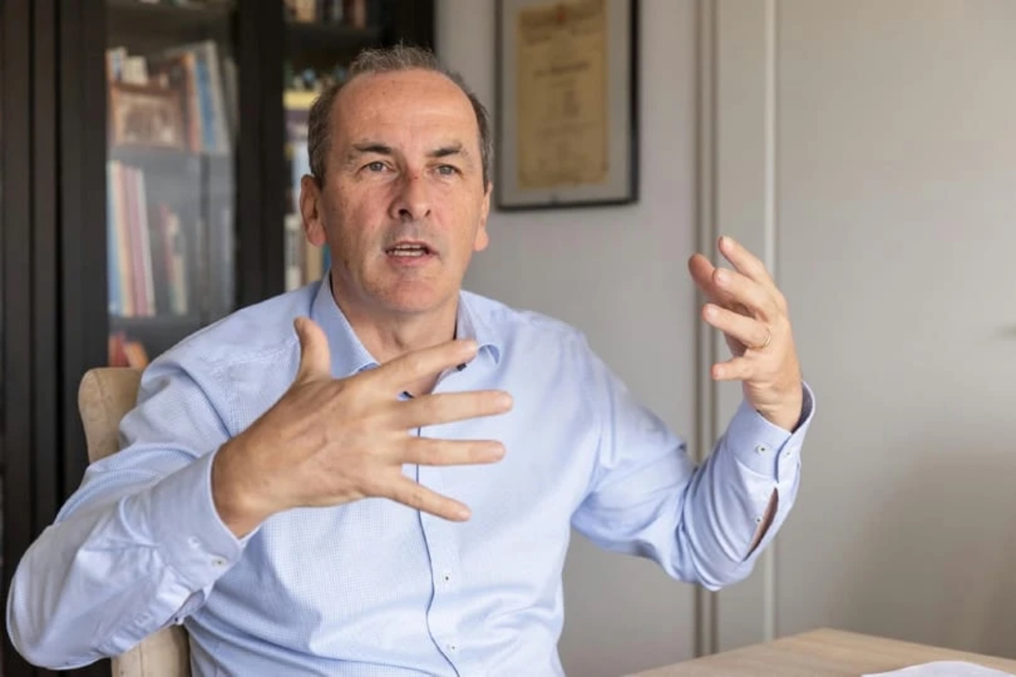 El baile viral del próximo ministro de Sanidad de Hungría durante la toma de poder de Peter Magyar