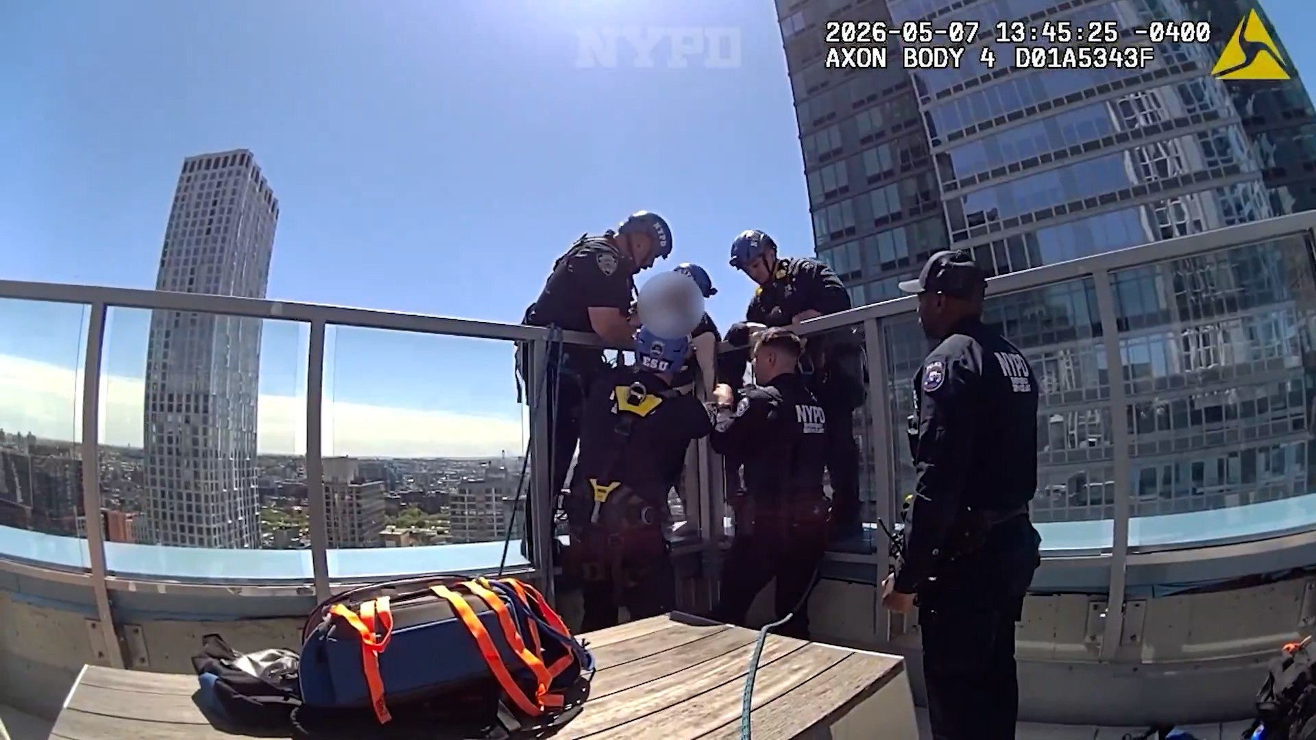 La policía de Nueva York rescata a una mujer en la cornisa de un rascacielos: "Por favor, déjame ayudarte"