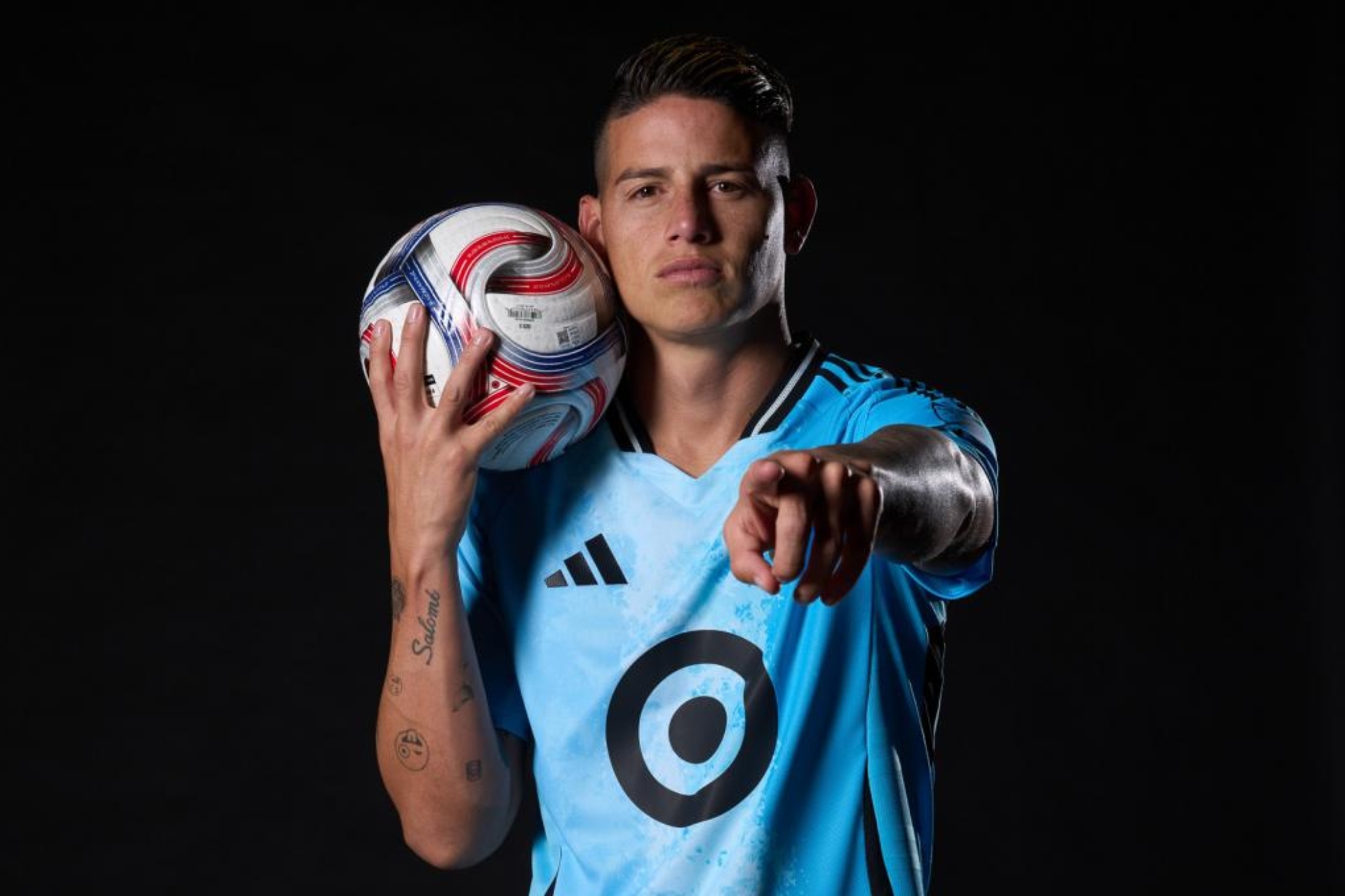 James Rodr�guez posa con la camiseta de Minnesotta United.
