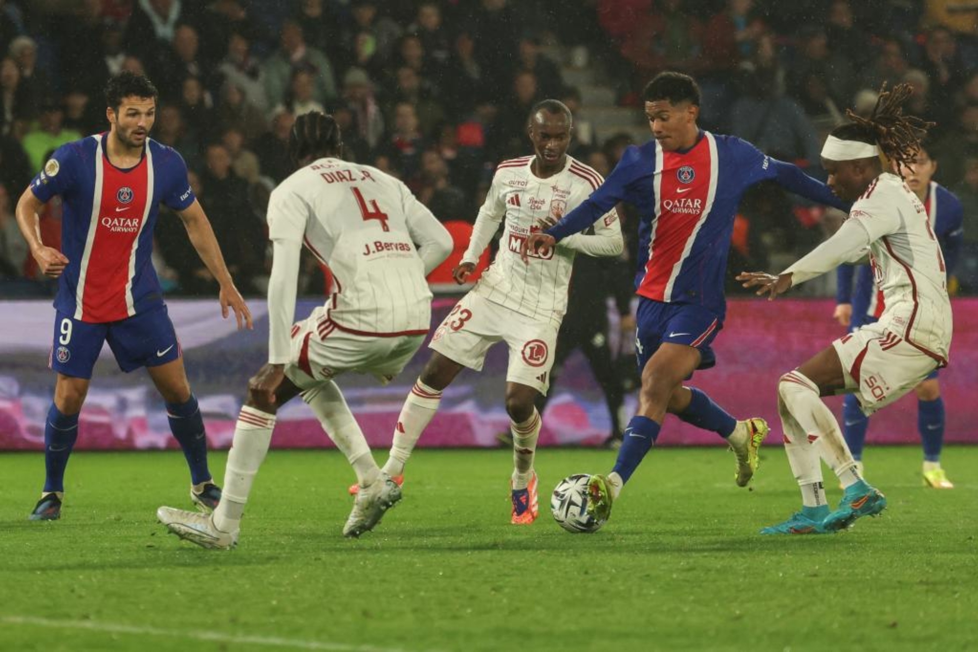 Senny Mayulu se dispone a disparar a porter�a contra el Brest.