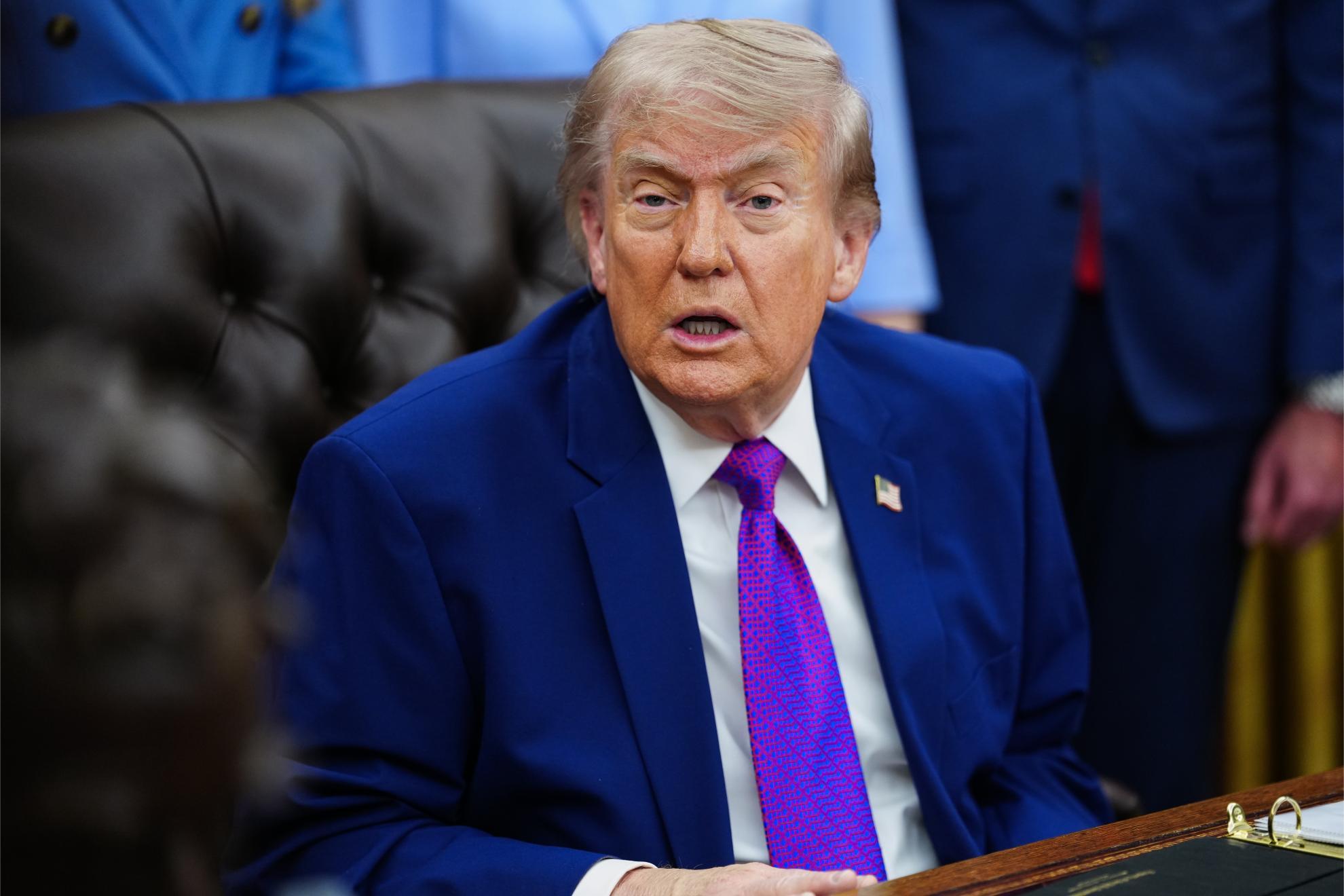 Trump vuelve a protagonizar un encontronazo con la prensa: manda callar a una reportera de la CNN