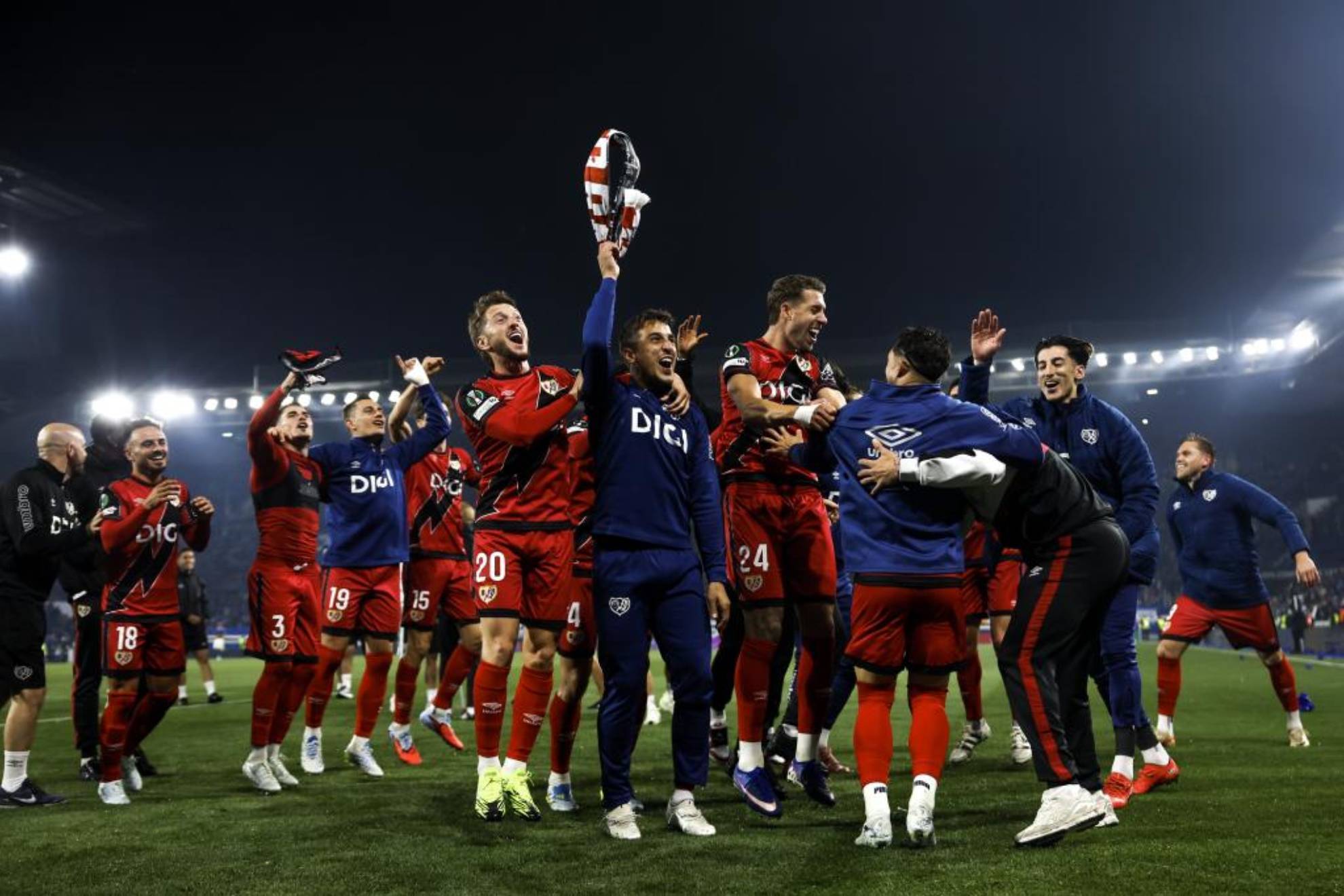 Los jugadores del Rayo celebran el pase a la final de la Conference.