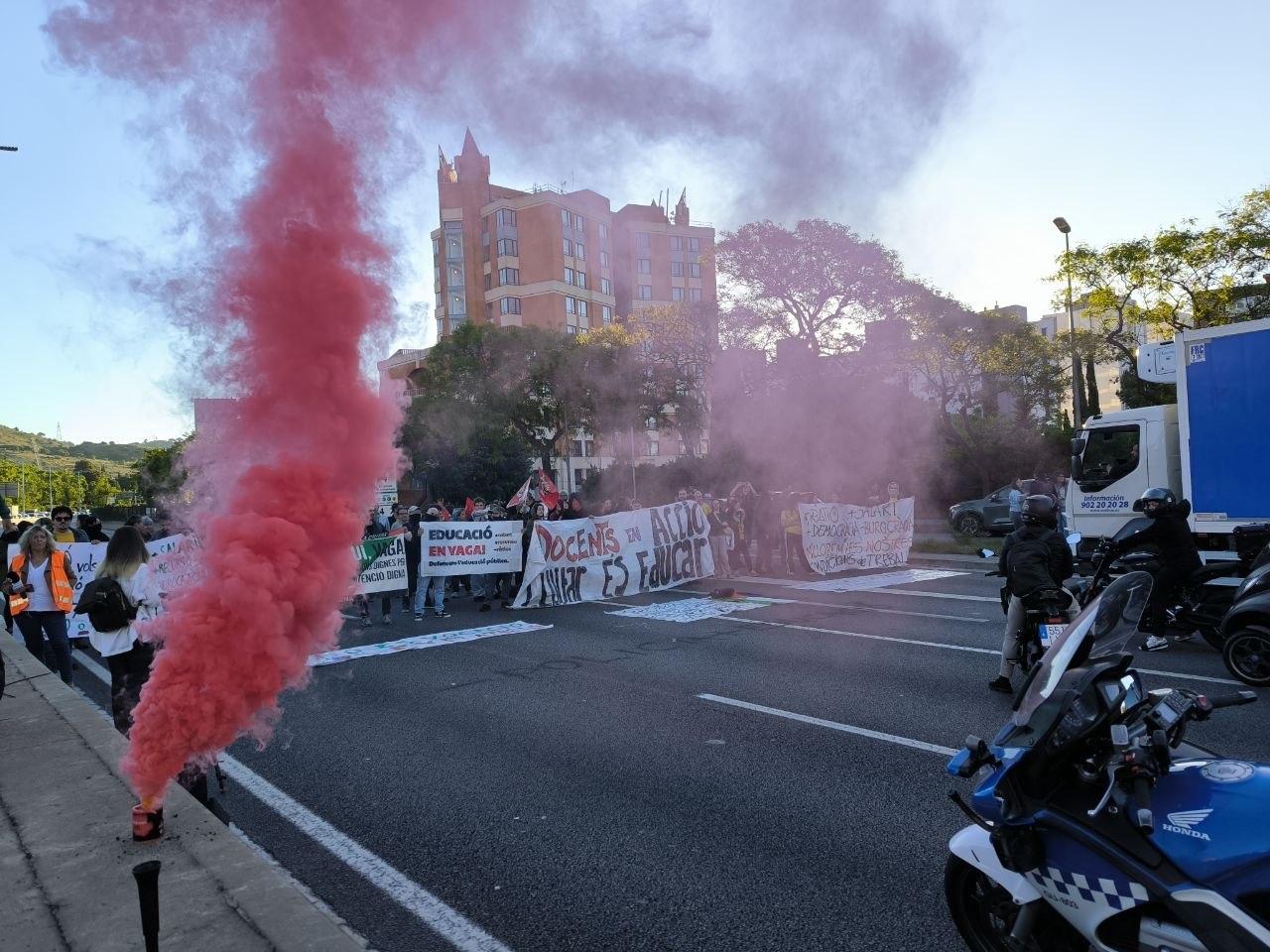 Caos en Barcelona por la huelga de profesores: carreteras cortadas y protestas masivas
