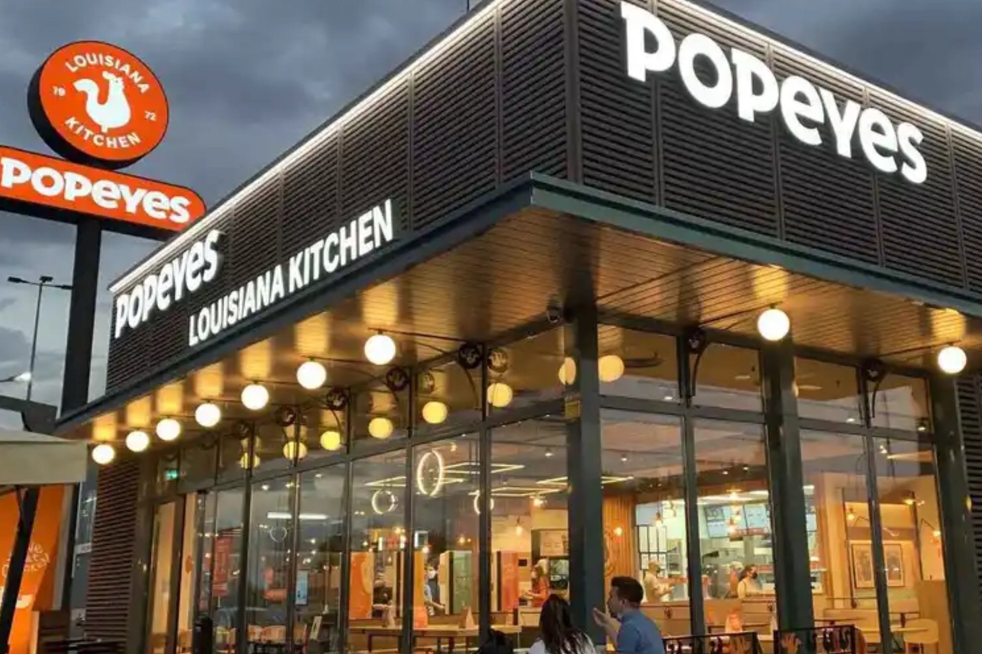 Se agrava la crisis de una de las principales cadenas de pollo frito: la compañía cierra algunos locales por inspecciones sanitarias fallidas