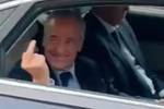 Un jugador del Madrid responde al periodista Rubén Cañizares con una peineta de Florentino Pérez