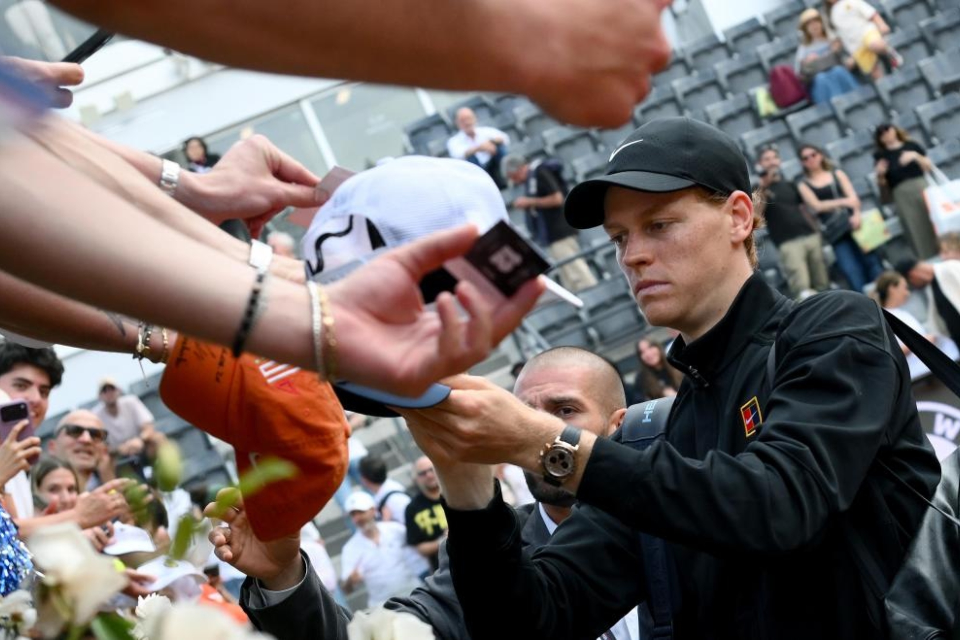 Jannik Sinner (24) firma aut�grafos en Roma