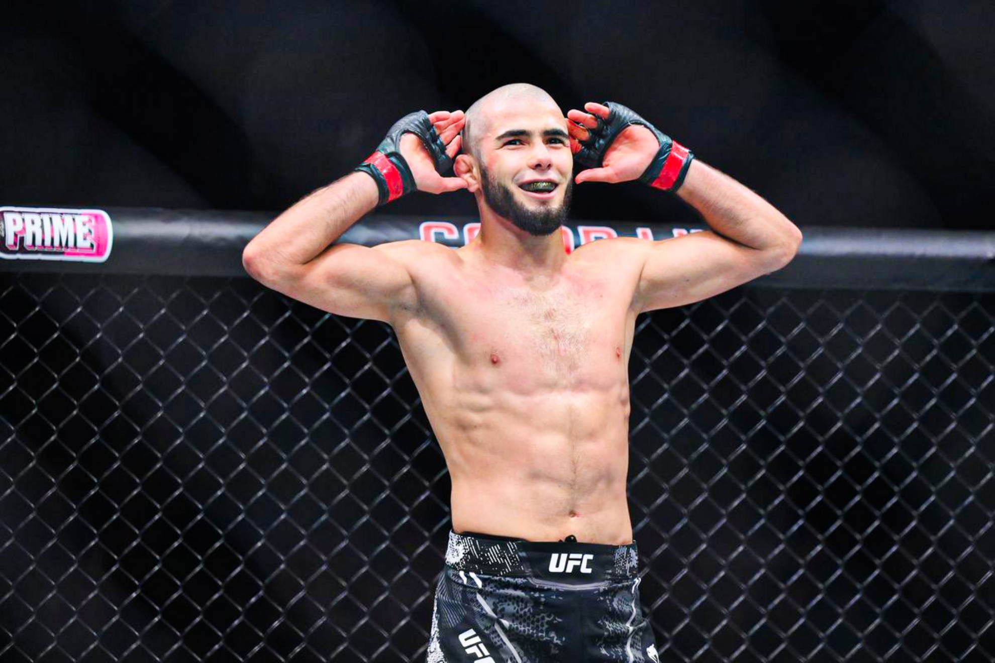 Mokaev celebra un triunfo en la UFC.