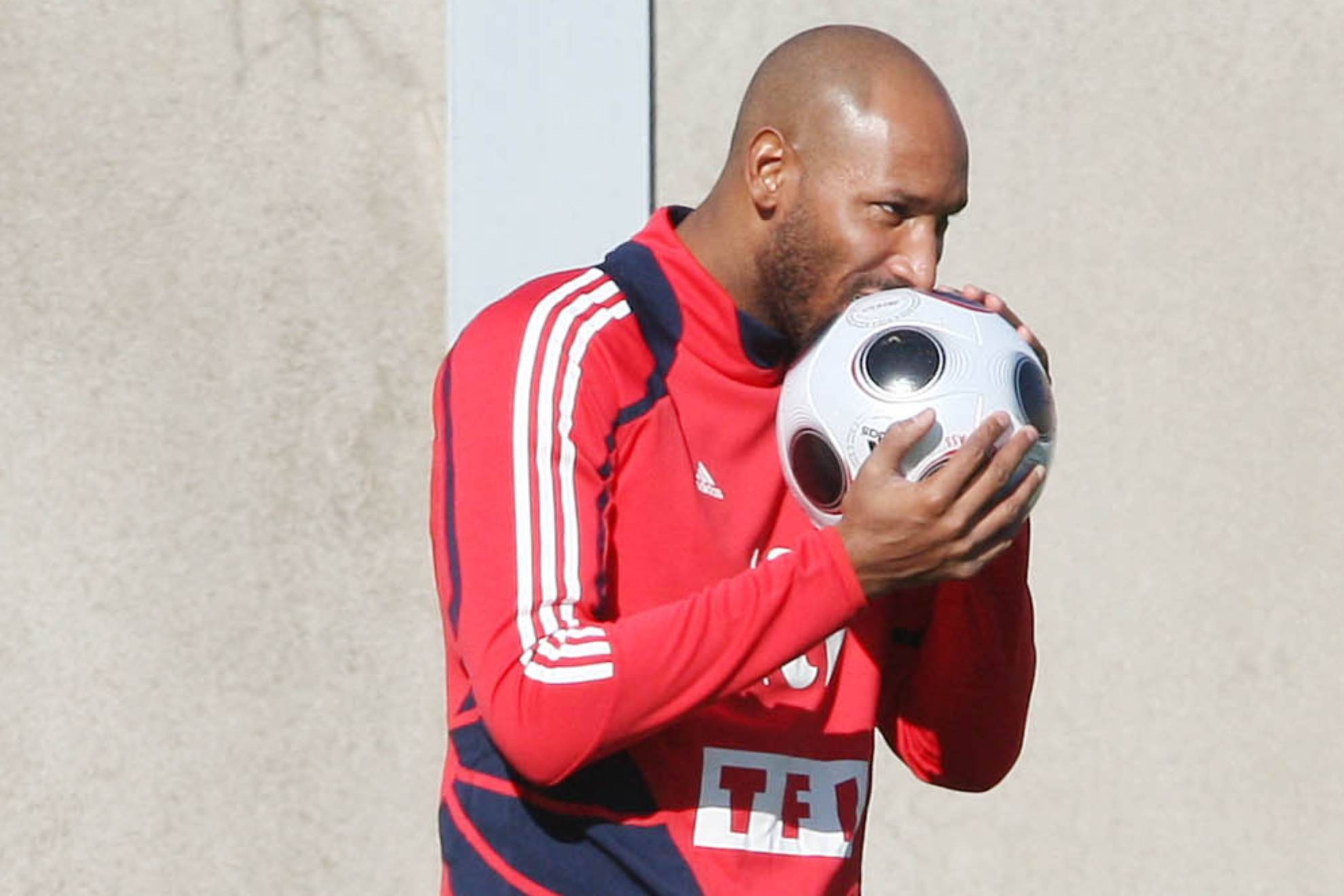 Desvelan las secretos más oscuros del gran "suicidio consumado" del fútbol: "Anelka es un cretino"