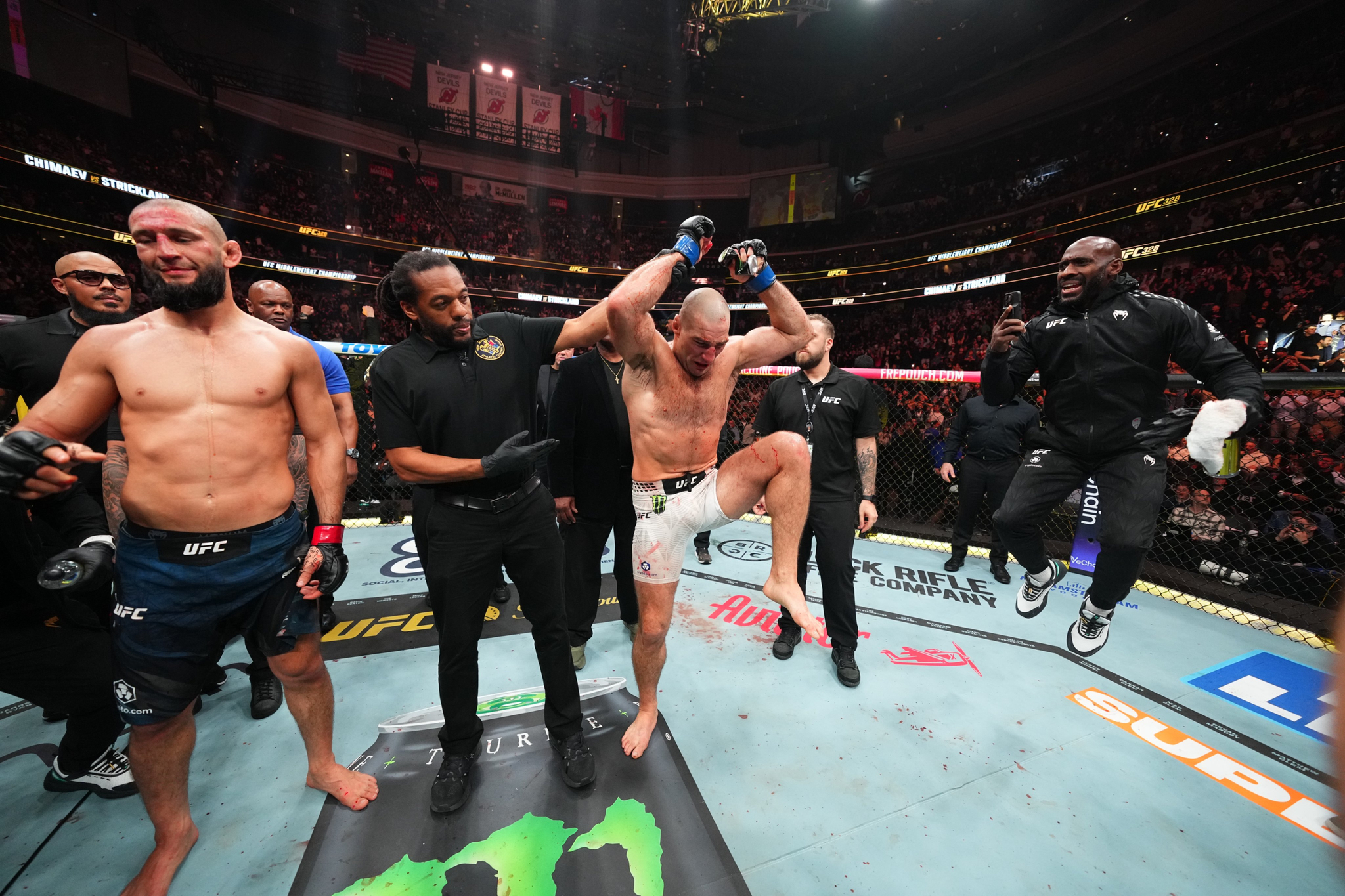 Strickland vence a Chimaev por decisi�n dividida.