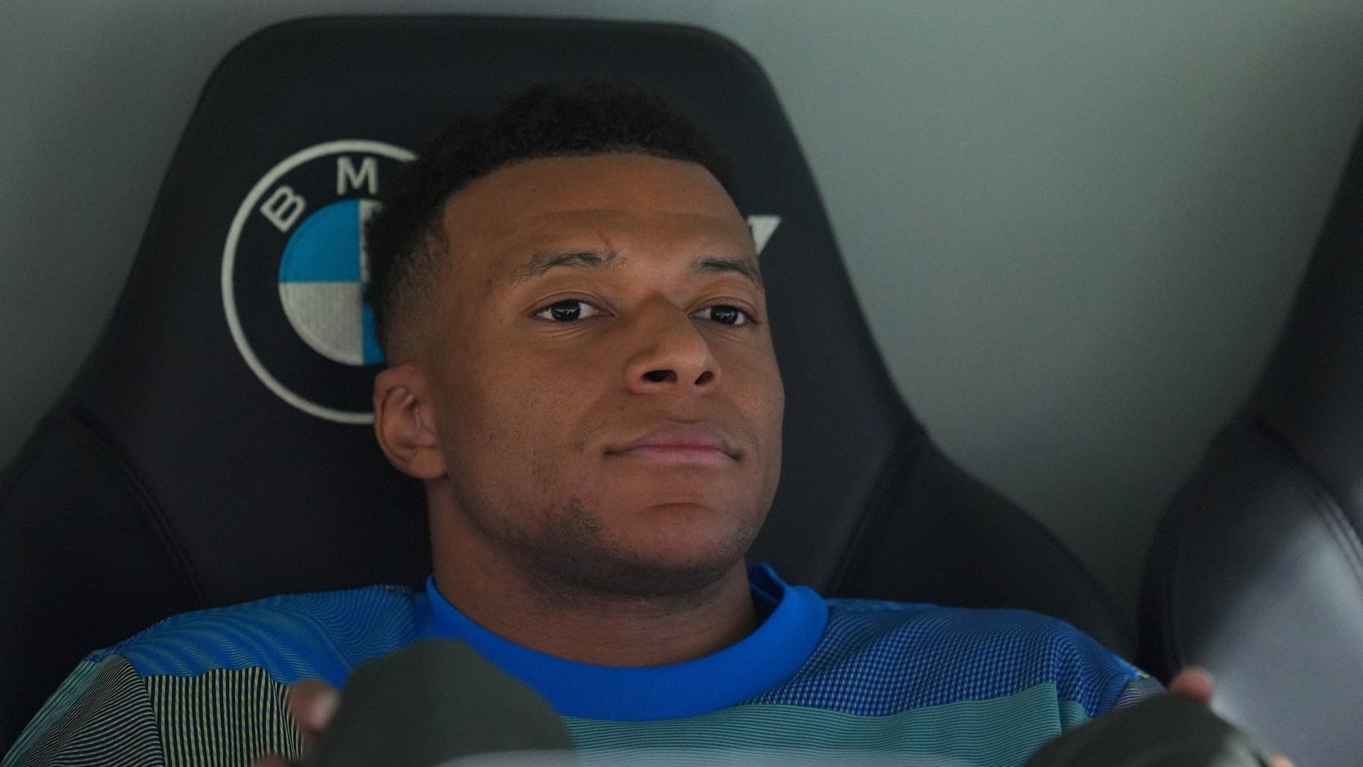 Kylian Mbapp� en el banquillo del Bernab�u durante el partido ante el Oviedo
